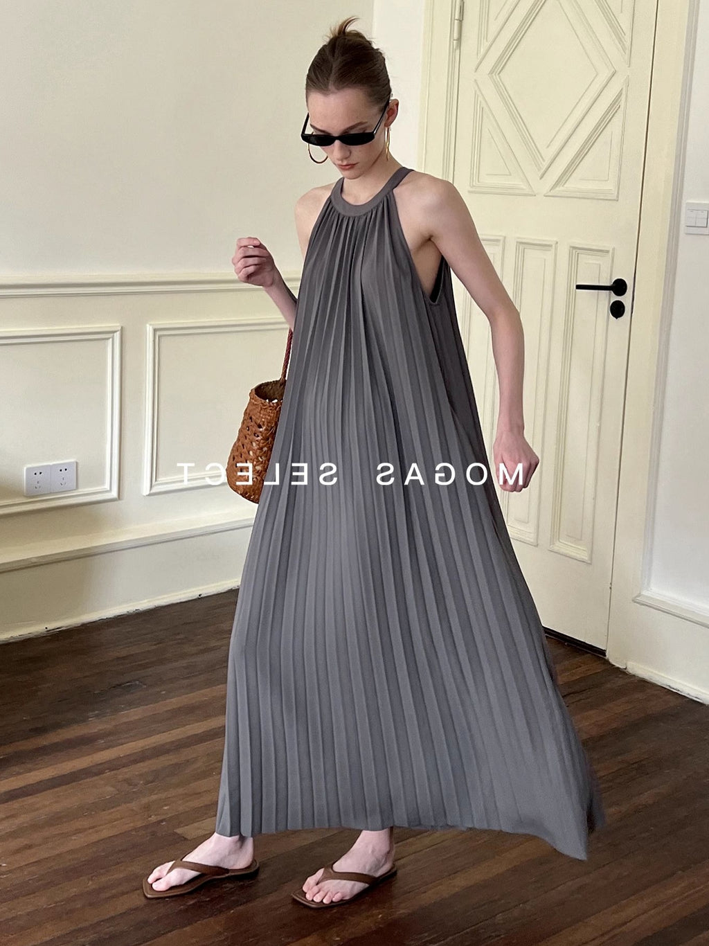 Halter Neck Pleated Dress_BDHL7556