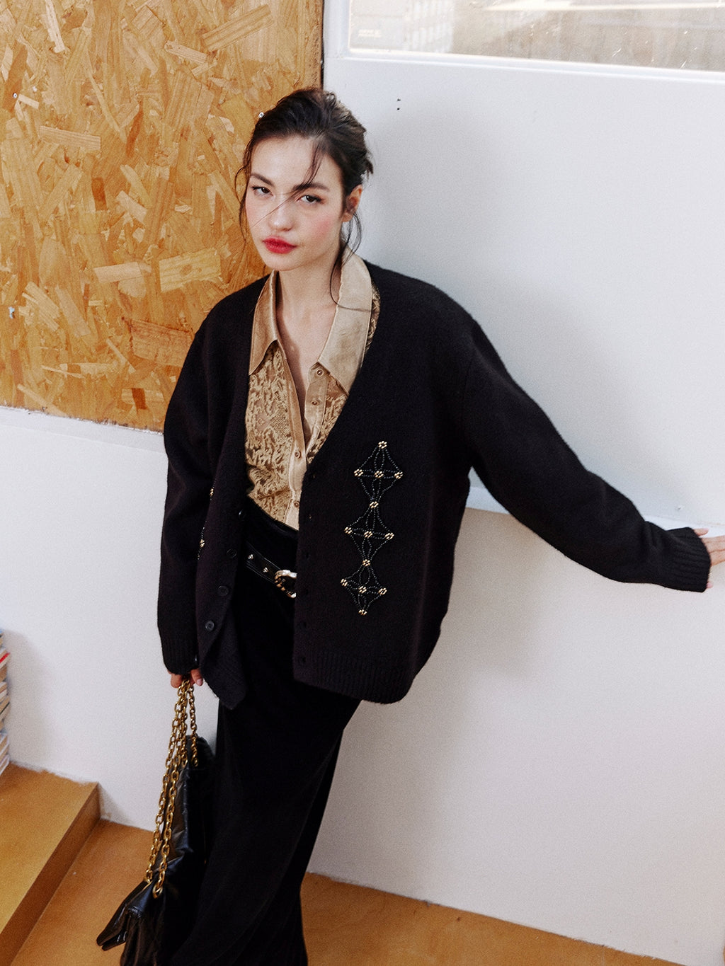 Beaded V-Neck Cardigan_BDHL8001