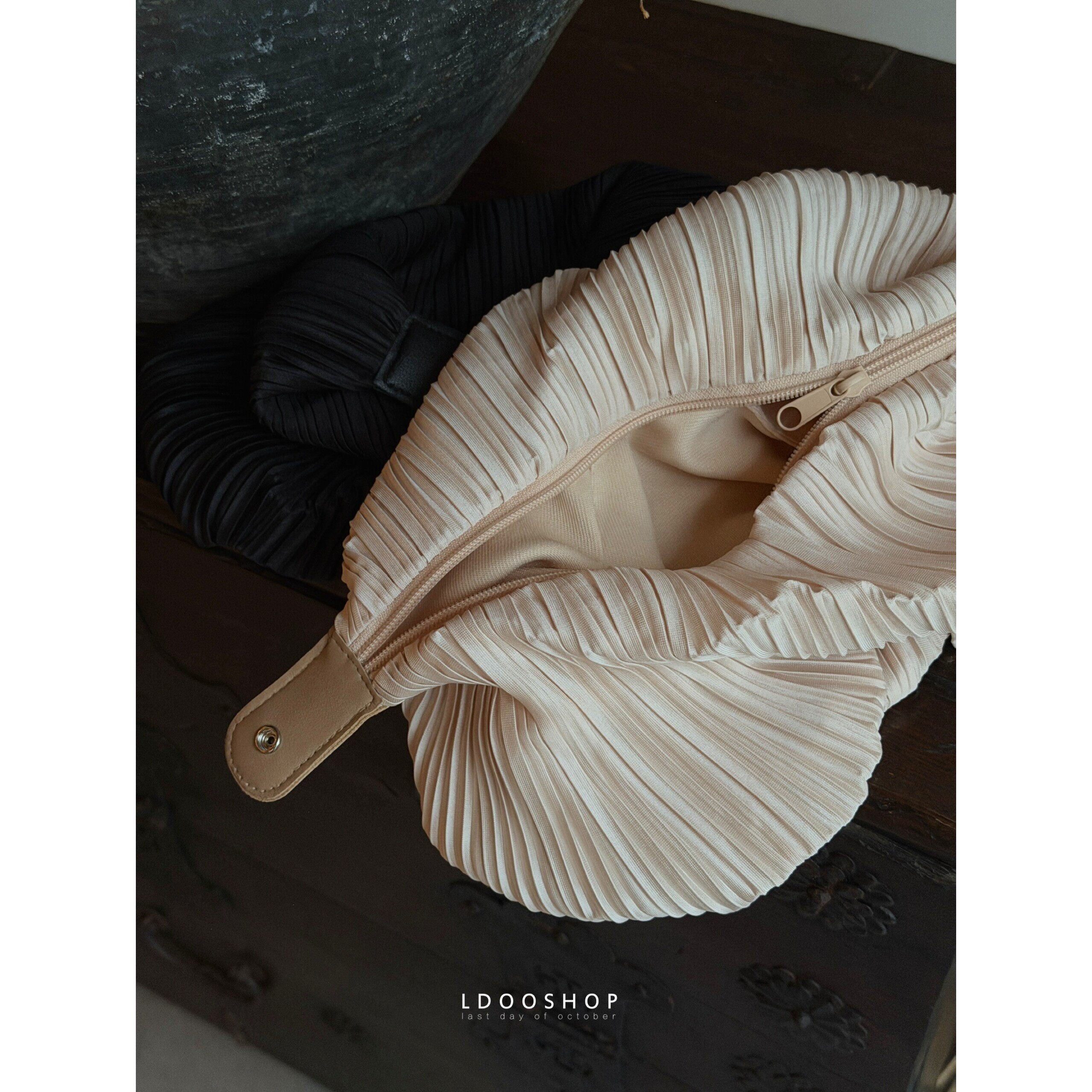 Pleated Dumpling Shoulder Bag_BDHL8380