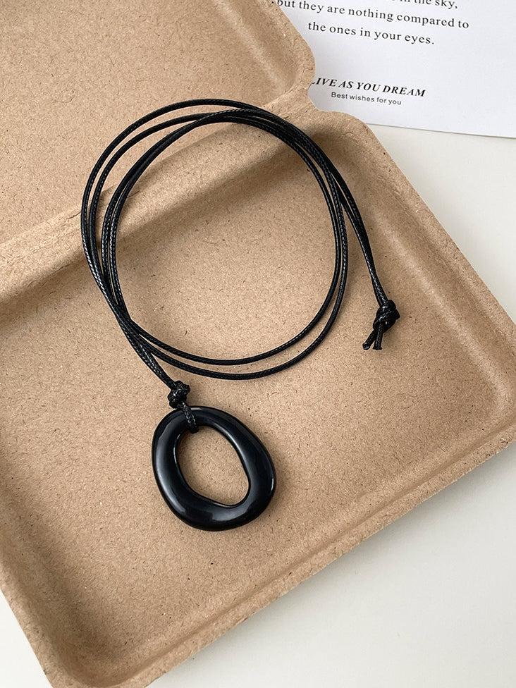 Black Circular Pendant Necklace_BDHL7436