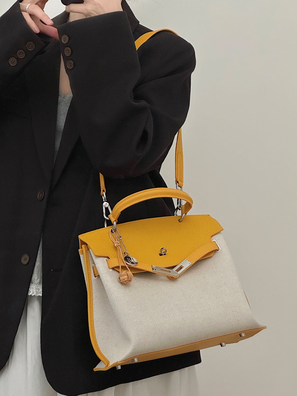 Contrast Color Structured Leather Shoulder Tote_BDHL7453