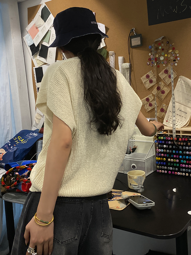 Deep V-Neck Knitted Vest_BDHL7253