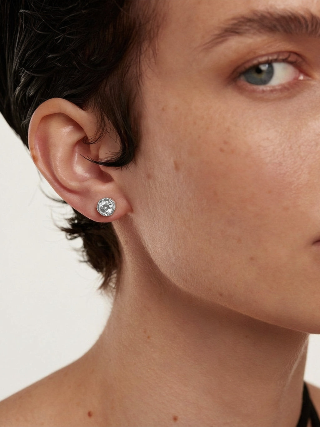 Bezel Stone Stud Earrings_BDHL8466