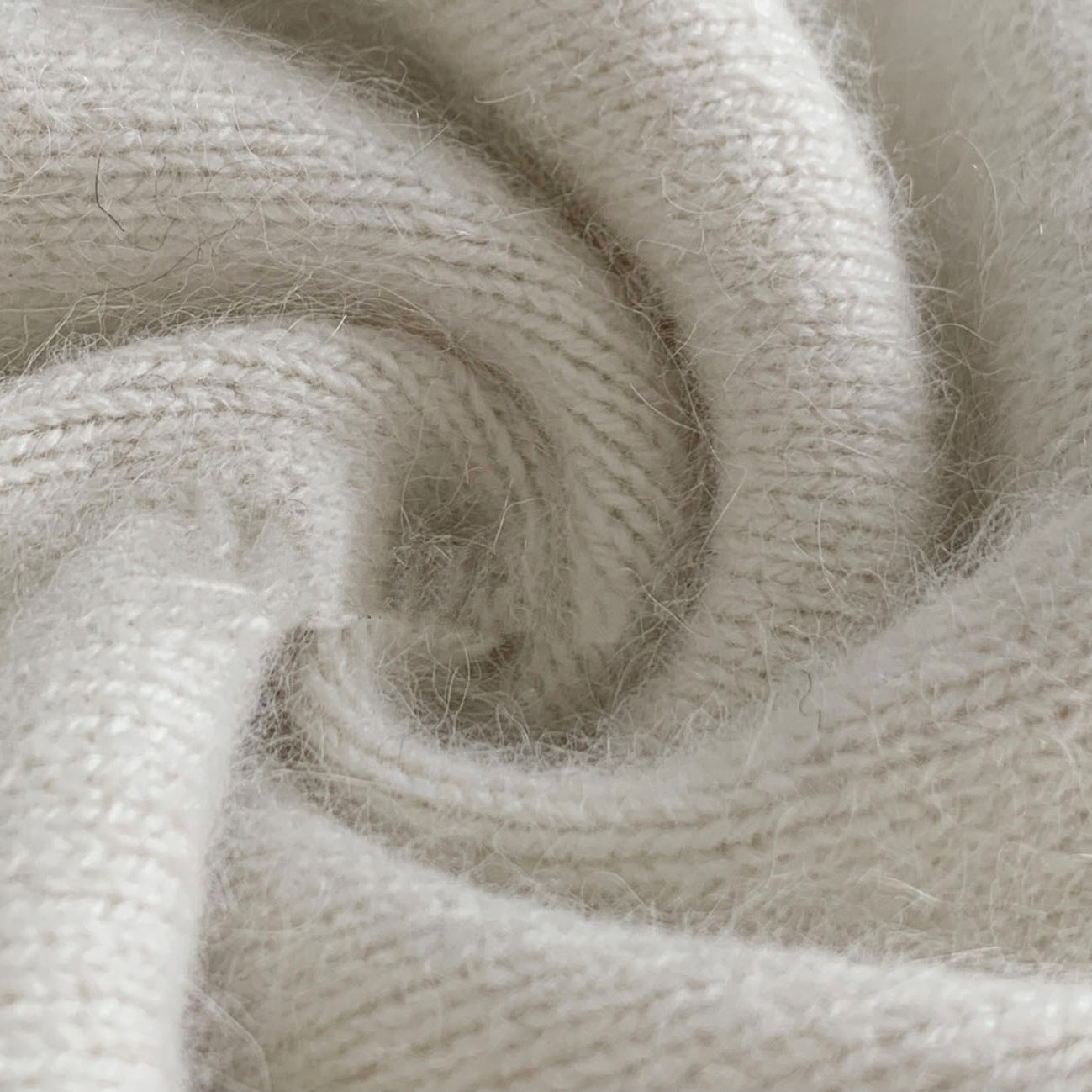 High-Neck Slim Knit Tops_BDHL8021