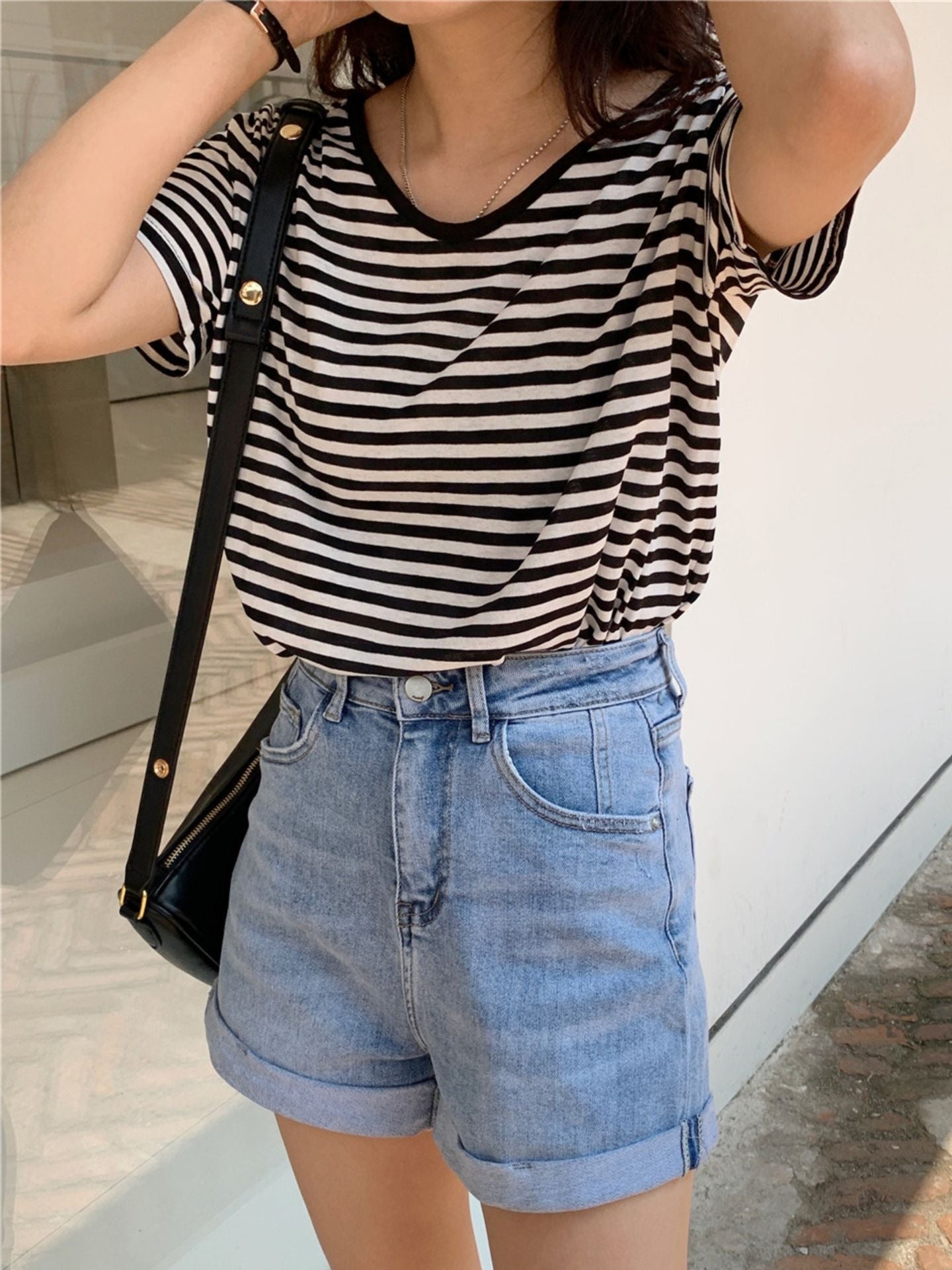 V-Neck Back Cross T-Shirt_BDHL7609