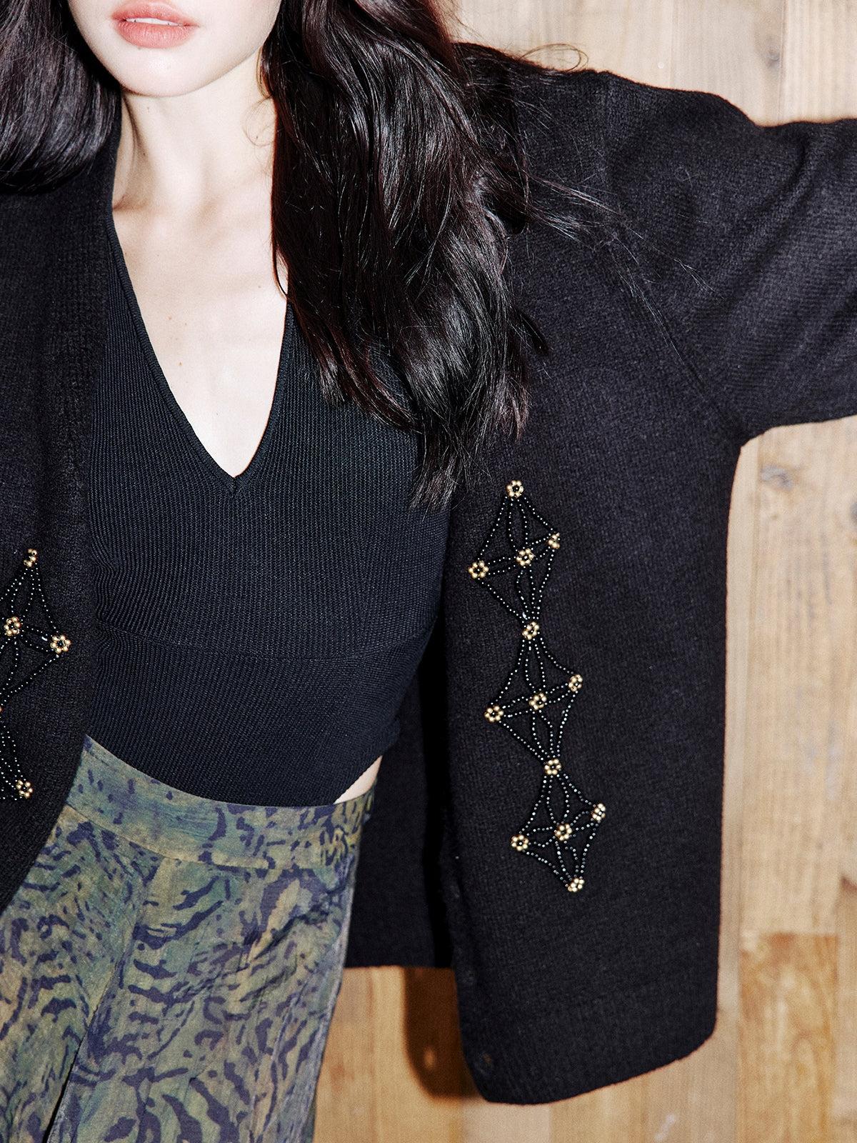 Beaded V-Neck Cardigan_BDHL8001