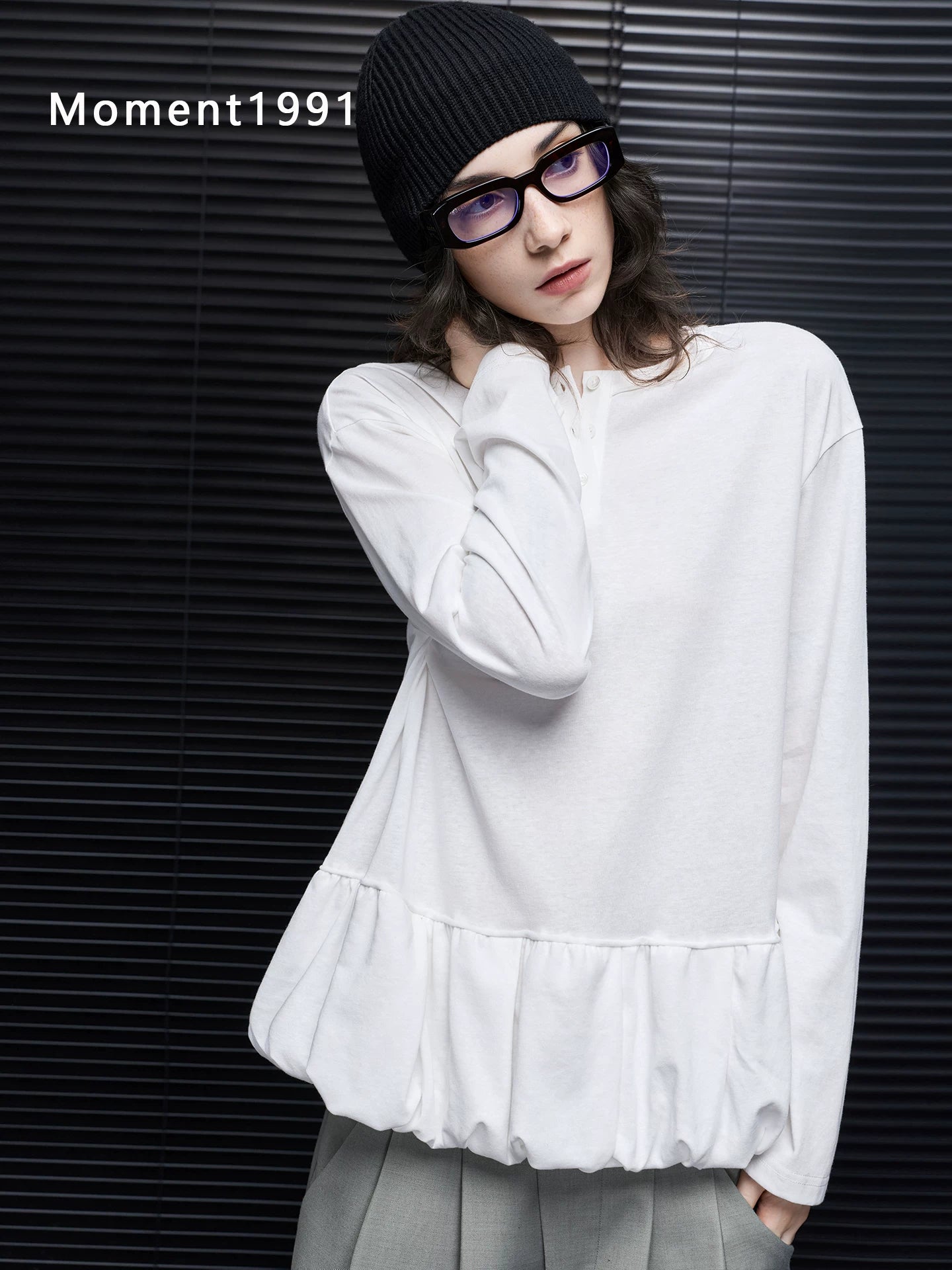 Henley Neck Ruffle Hem Tee_BDHL8410