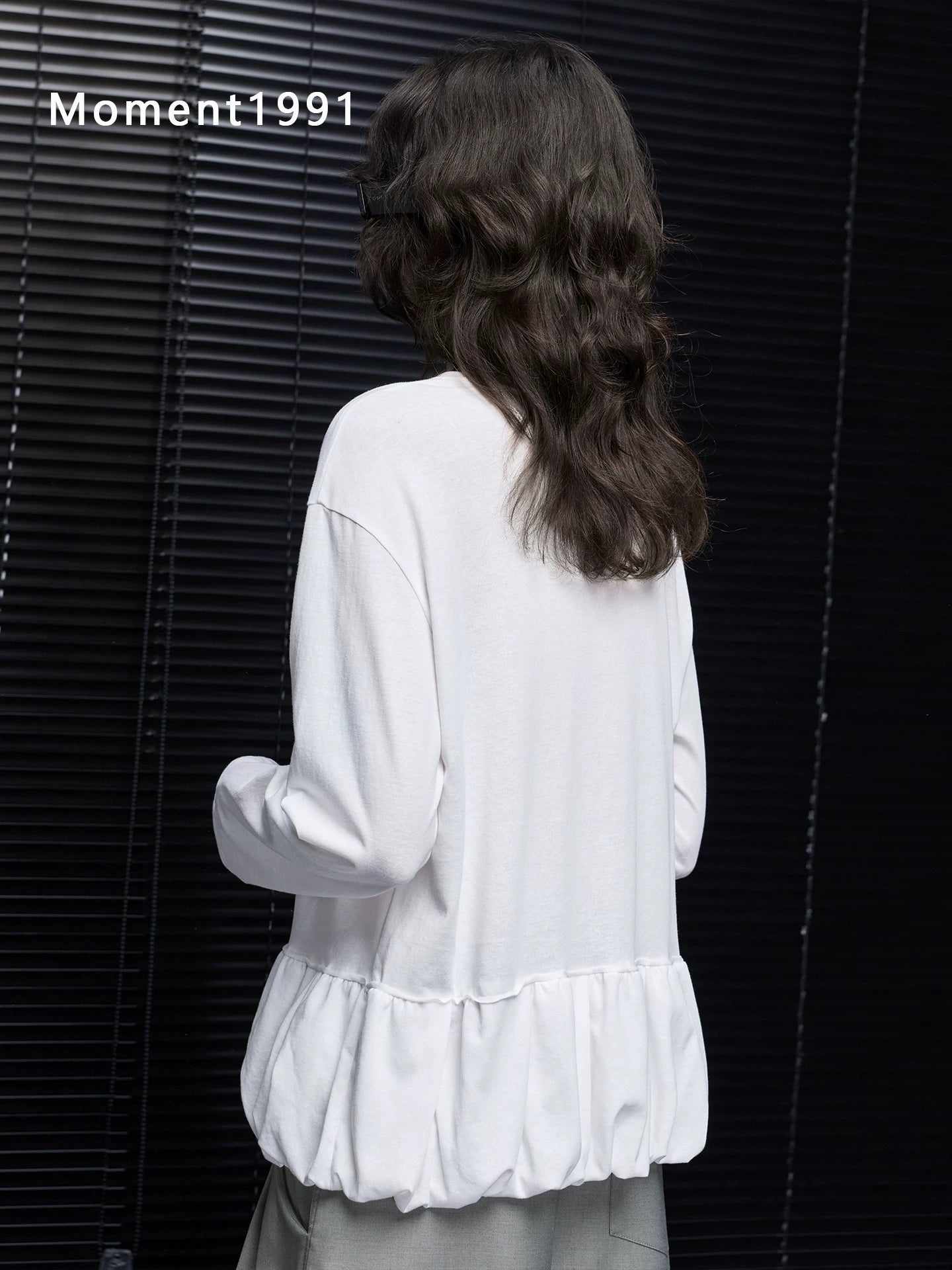 Henley Neck Ruffle Hem Tee_BDHL8410