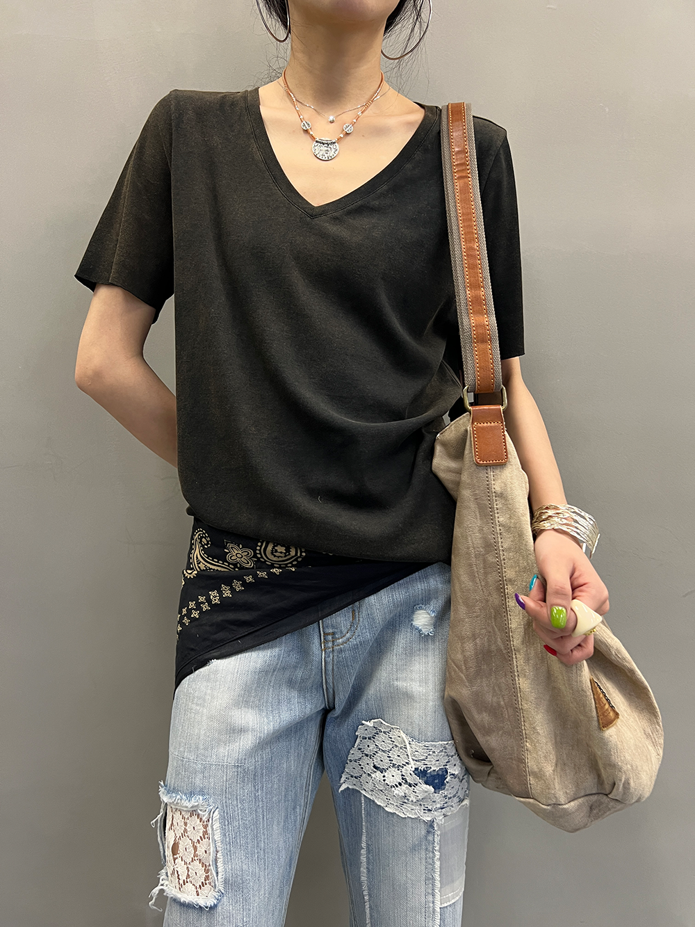 Slimline V-Neck T-Shirt_BDHL7543