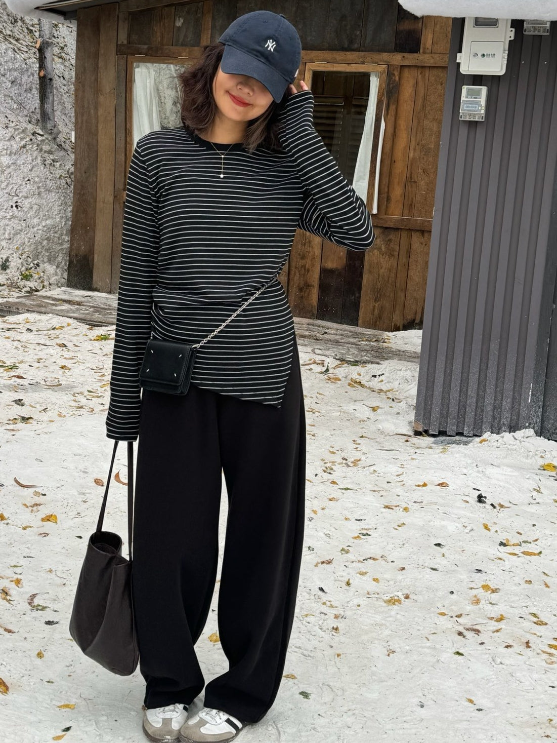 Slim-Fit Side-Pleated Tops_BDHL7852