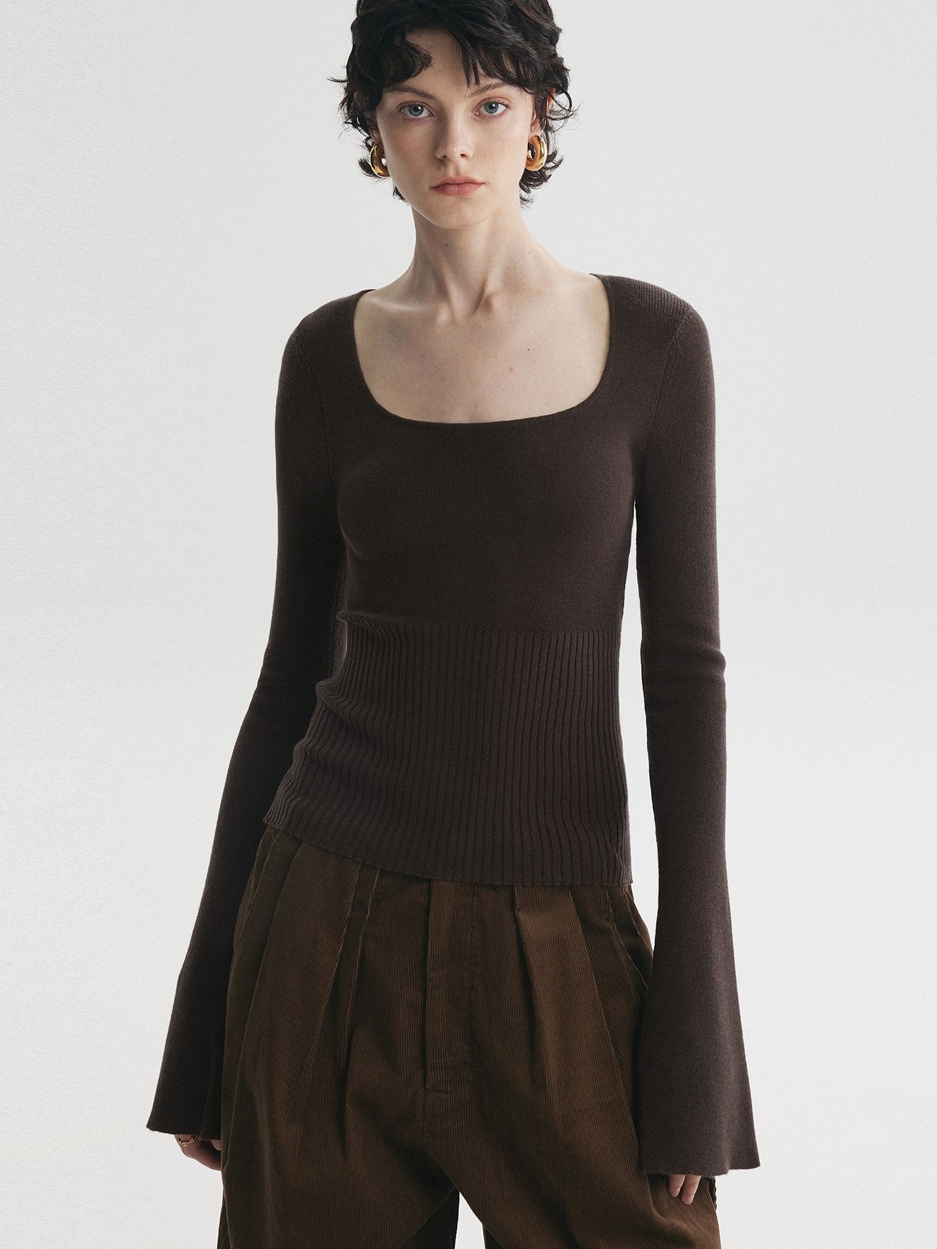 Square-Neck Bell-Sleeve Tops_BDHL7728