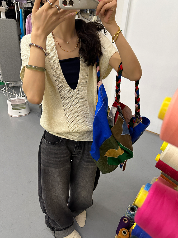 Deep V-Neck Knitted Vest_BDHL7253