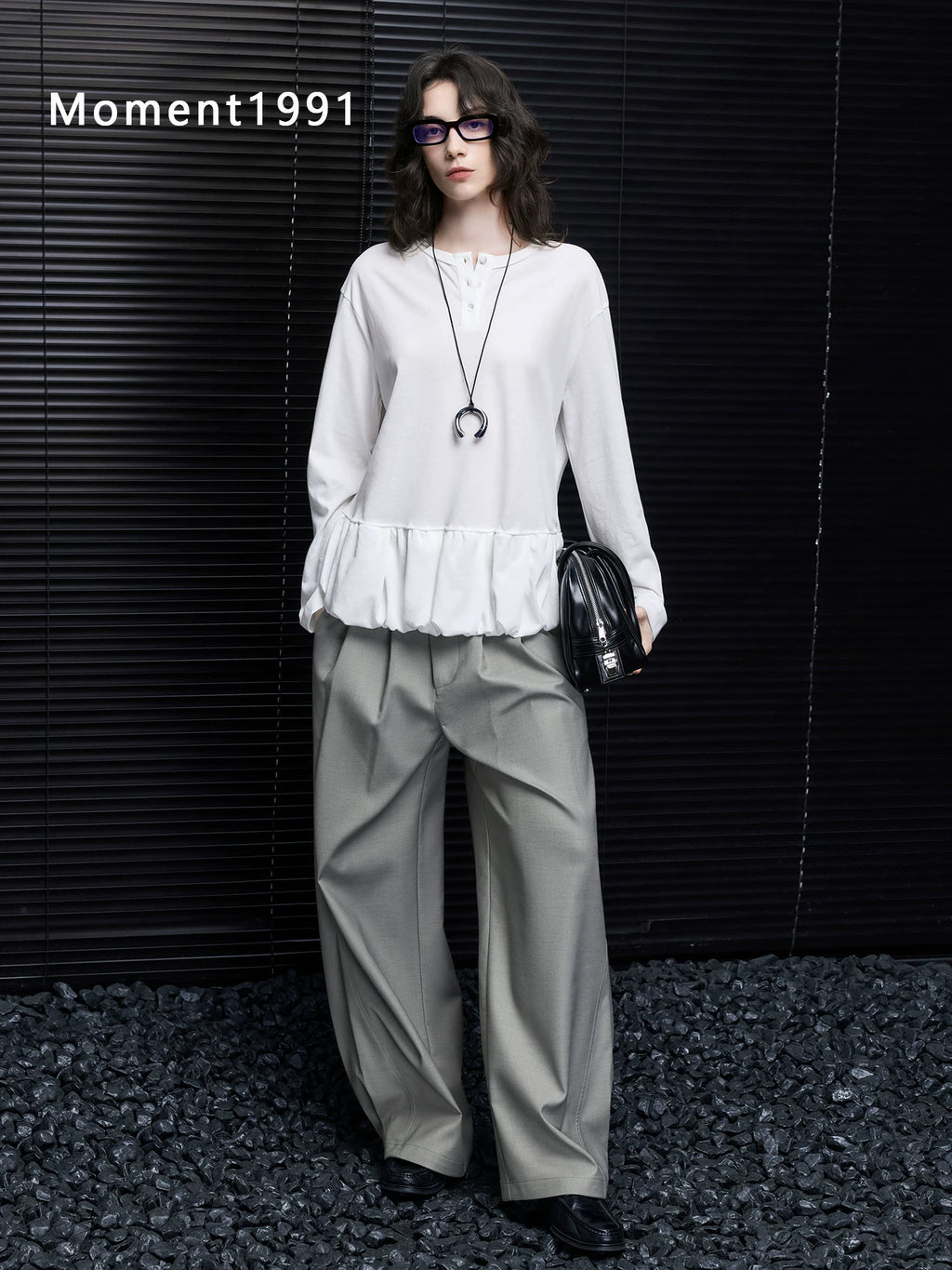 Henley Neck Ruffle Hem Tee_BDHL8410