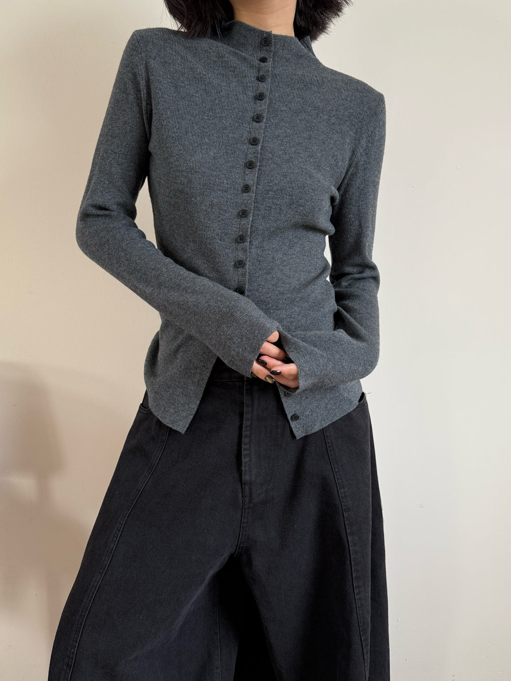 Front-Slit High-Neck Slim-Fit Tops_BDHL8025