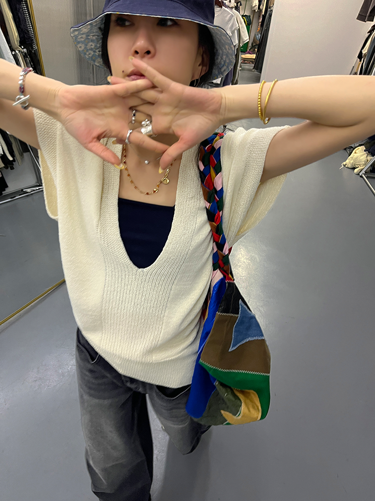 Deep V-Neck Knitted Vest_BDHL7253
