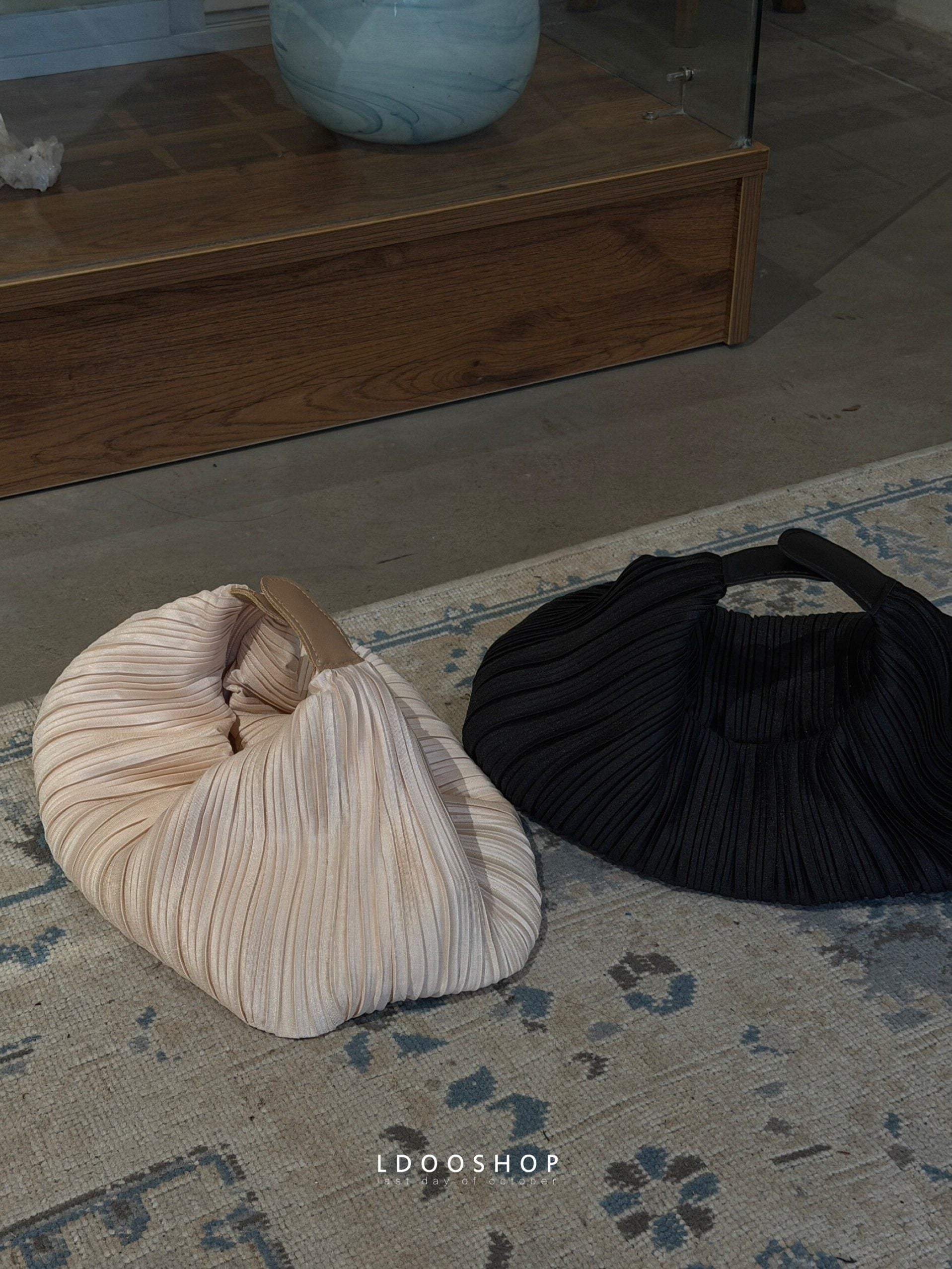Pleated Dumpling Shoulder Bag_BDHL8380