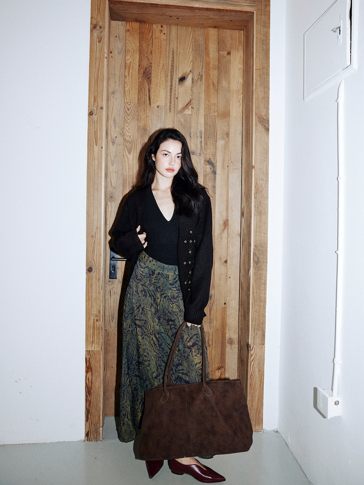 Beaded V-Neck Cardigan_BDHL8001