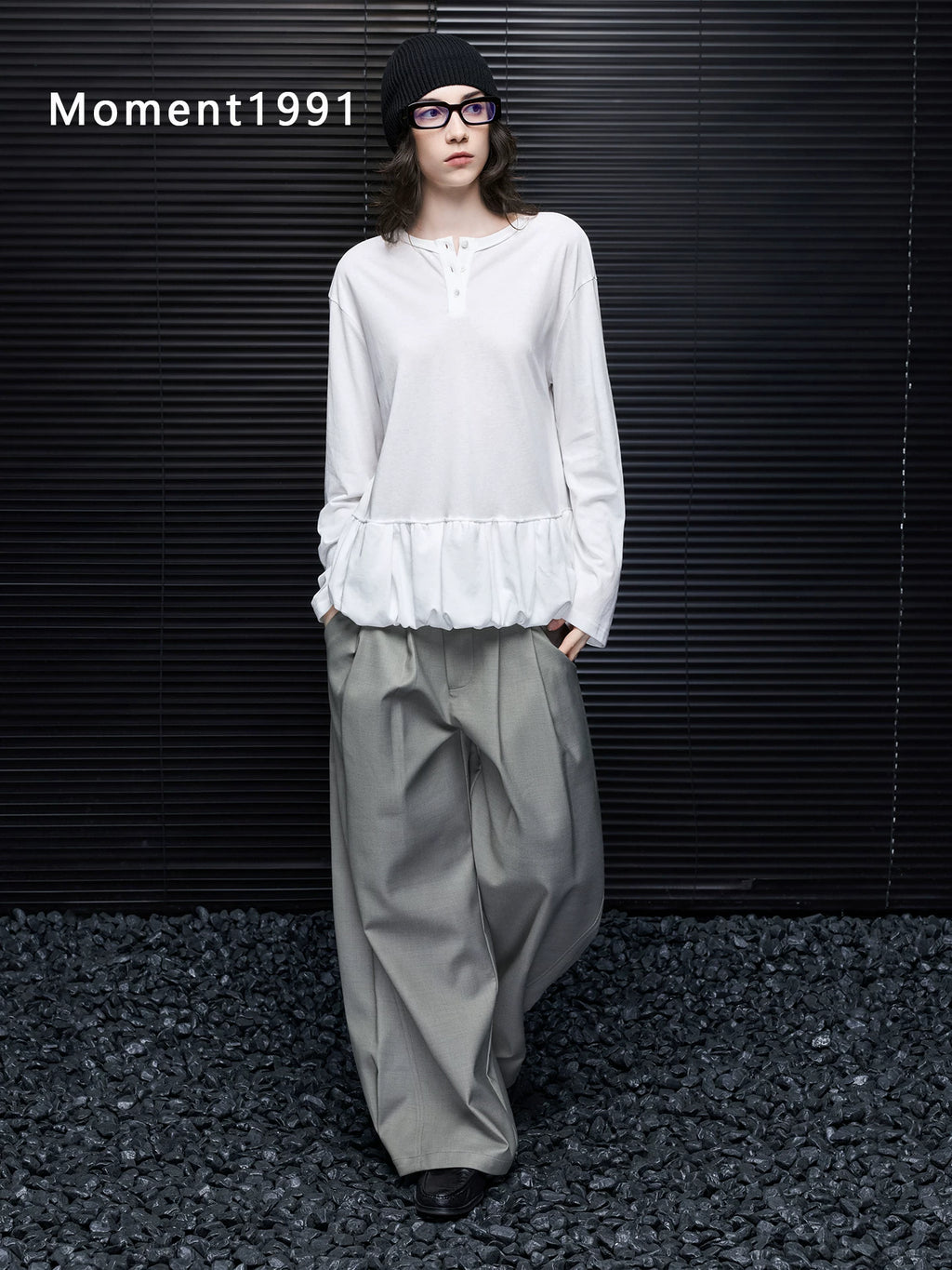 Henley Neck Ruffle Hem Tee_BDHL8410