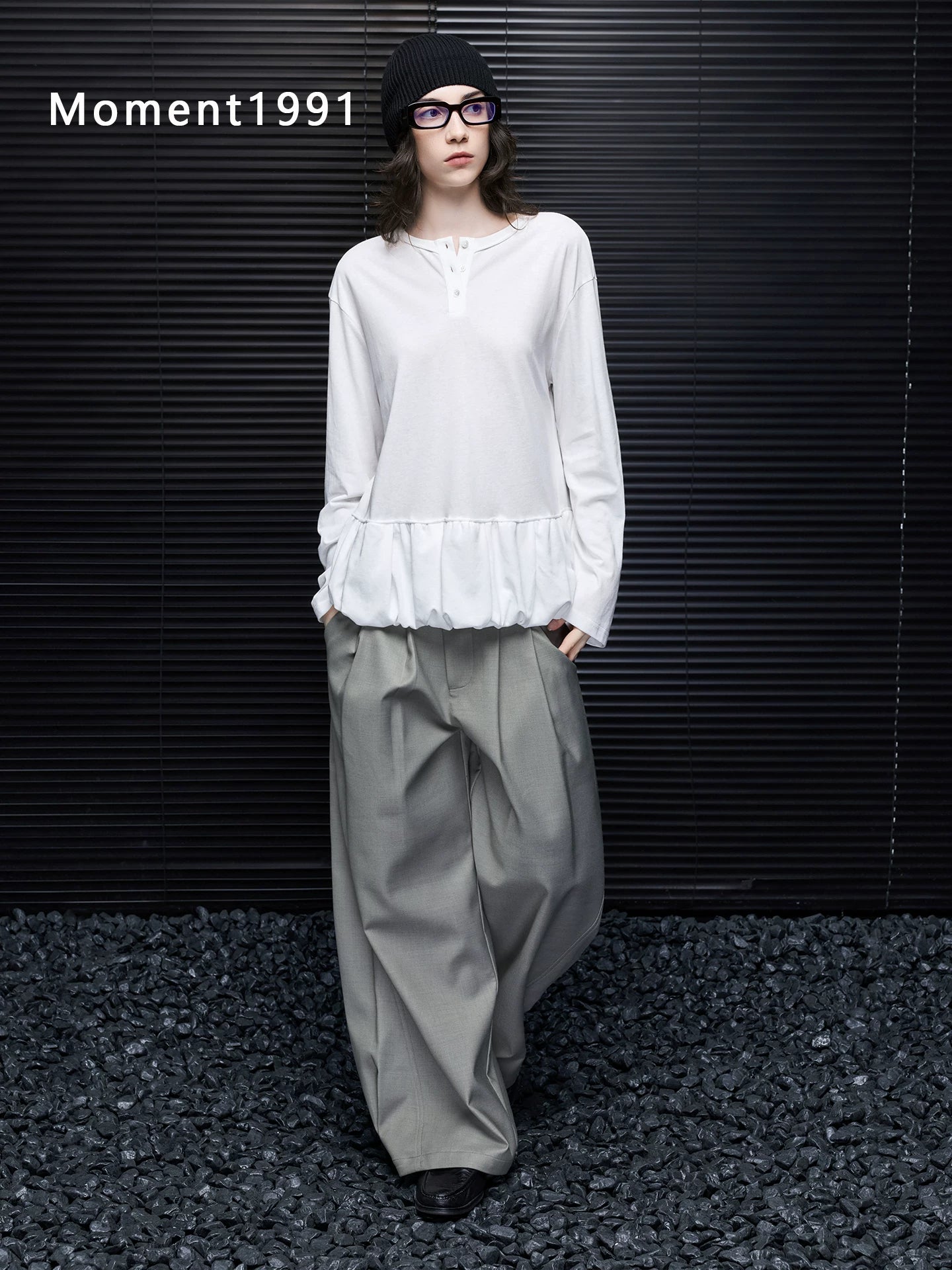Henley Neck Ruffle Hem Tee_BDHL8410