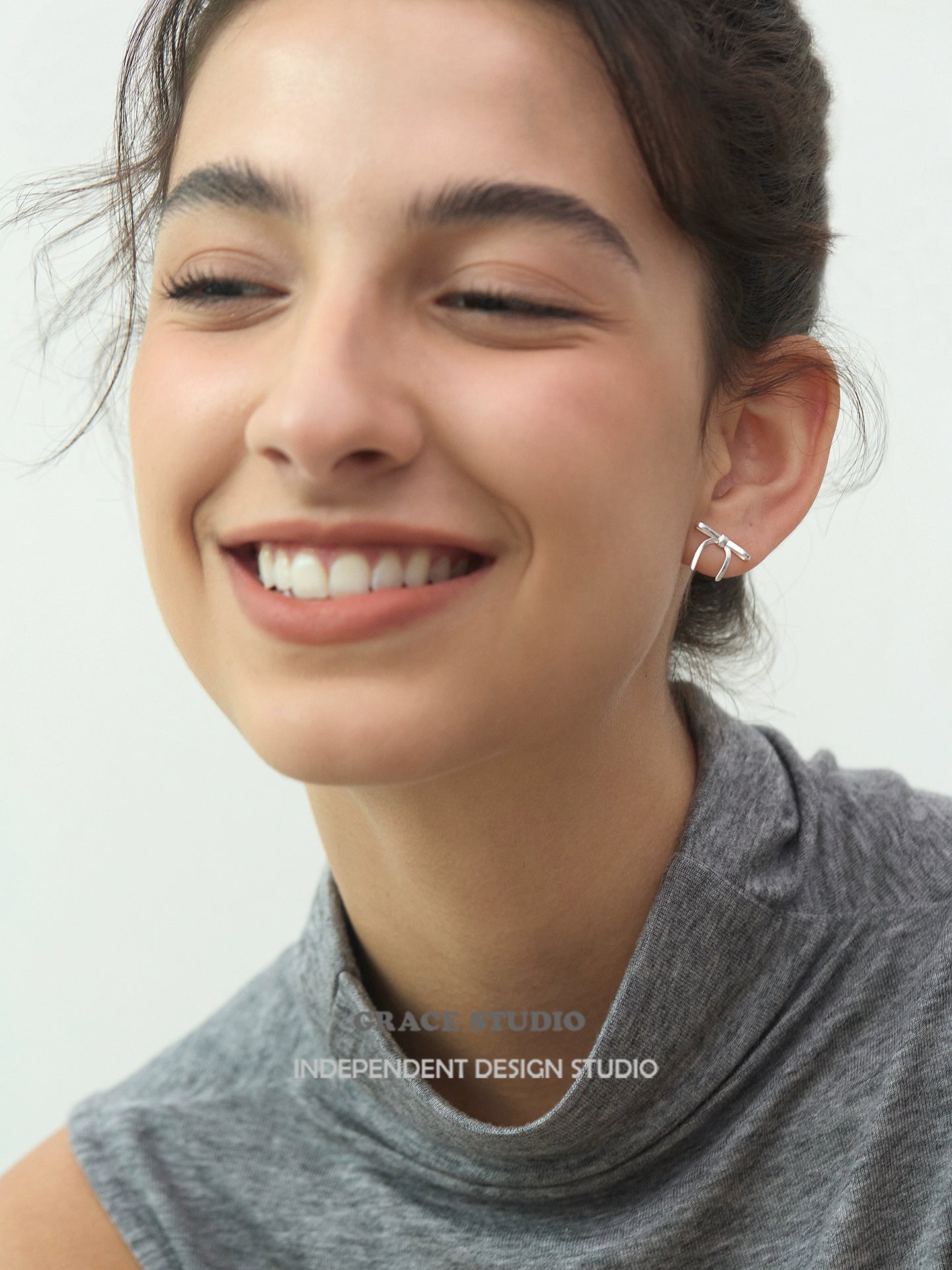 Silver Ribbon Bow Pierced Earrings_BDHL7682