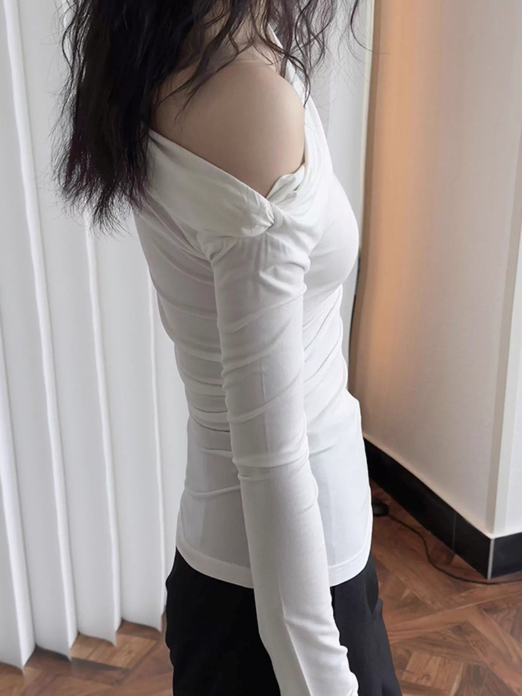 One-Shoulder Swing Collar Tops_BDHL7374