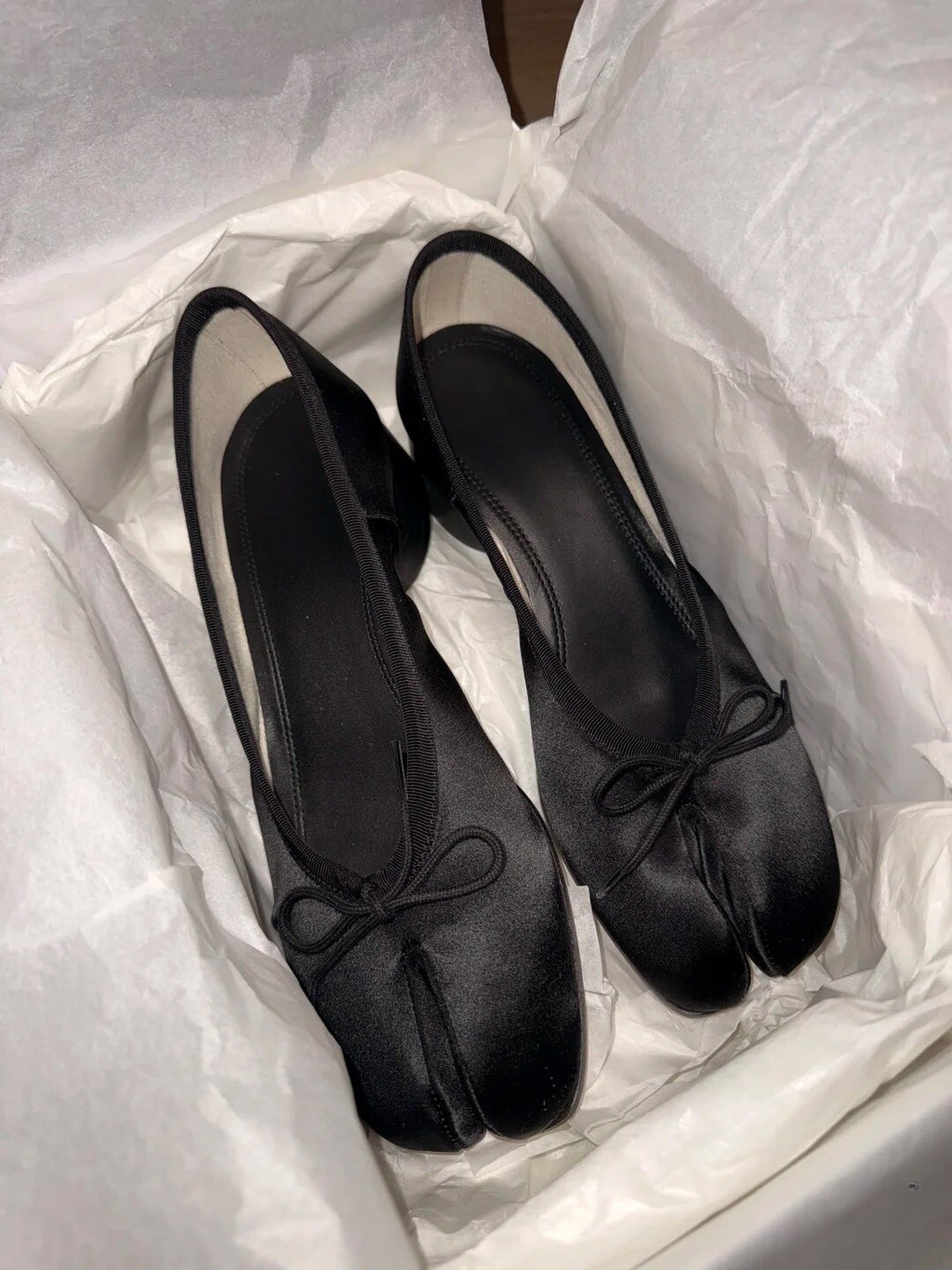 Satin Bow Split-Toe Ballet Shoes_BDHL8368