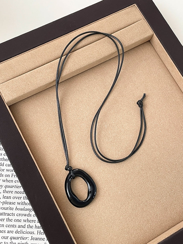 Black Circular Pendant Necklace_BDHL7436
