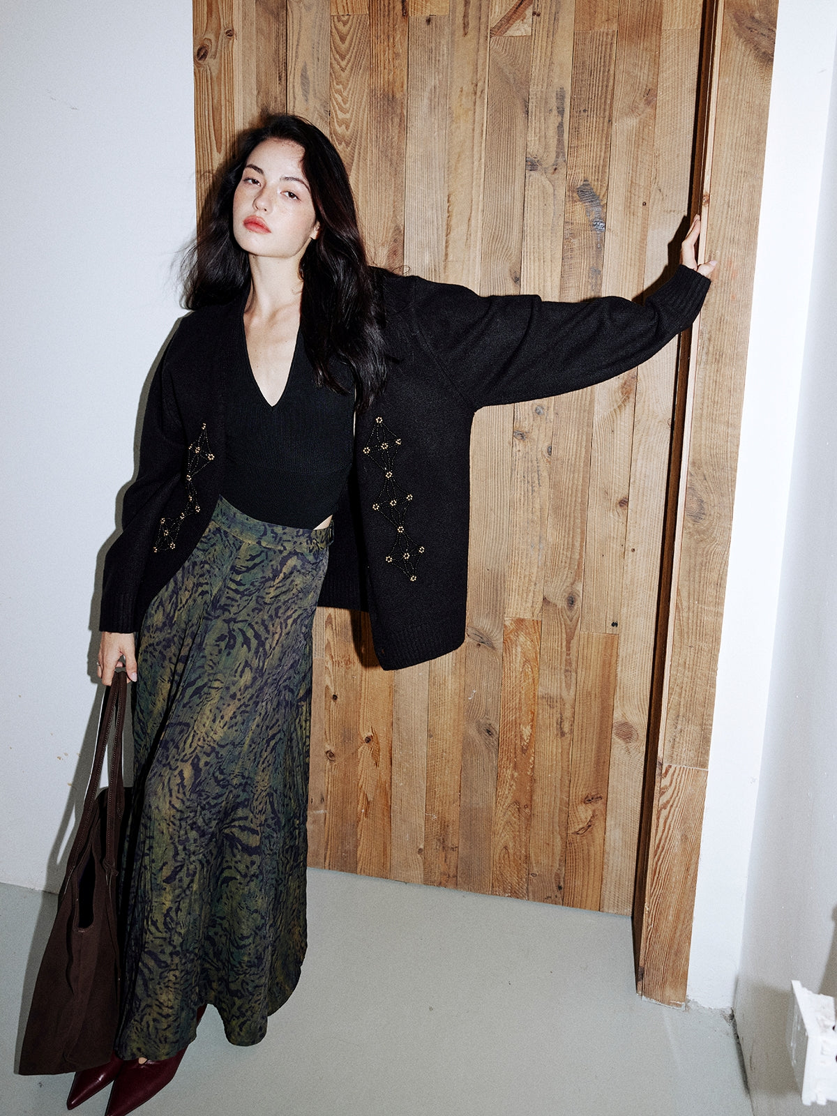 Beaded V-Neck Cardigan_BDHL8001