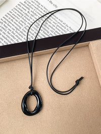 Black Circular Pendant Necklace_BDHL7436
