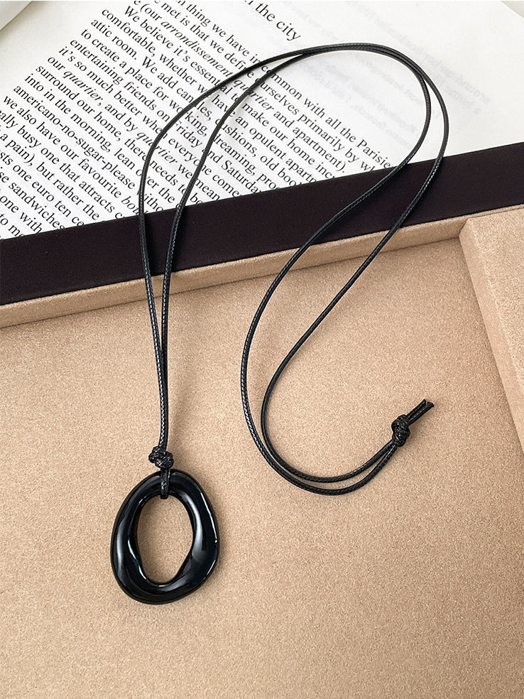 Black Circular Pendant Necklace_BDHL7436