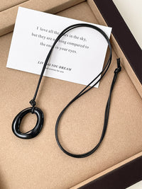 Black Circular Pendant Necklace_BDHL7436