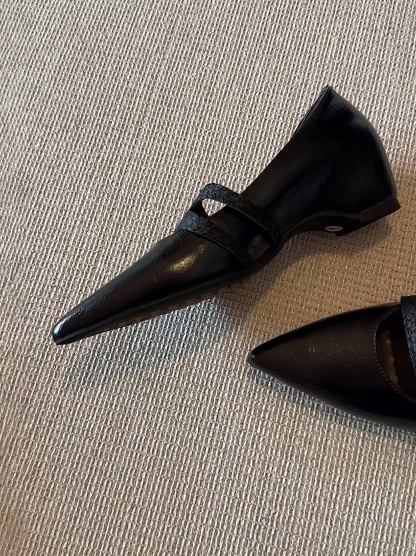 Pointed-Toe Strappy Shoes_BDHL7835