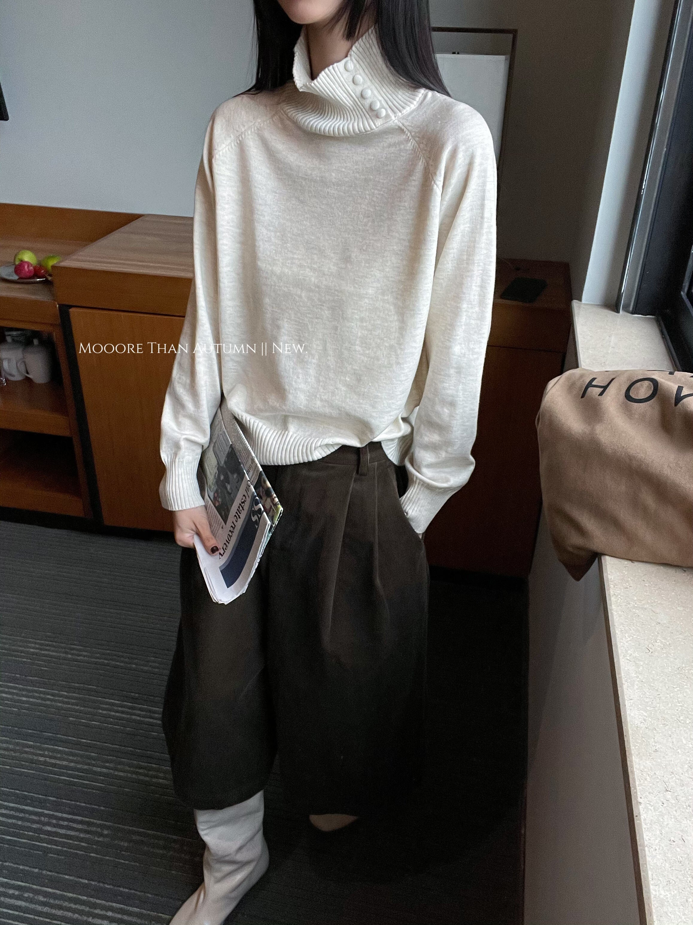 Button-Up High-Neck Knit Tops_BDHL7851