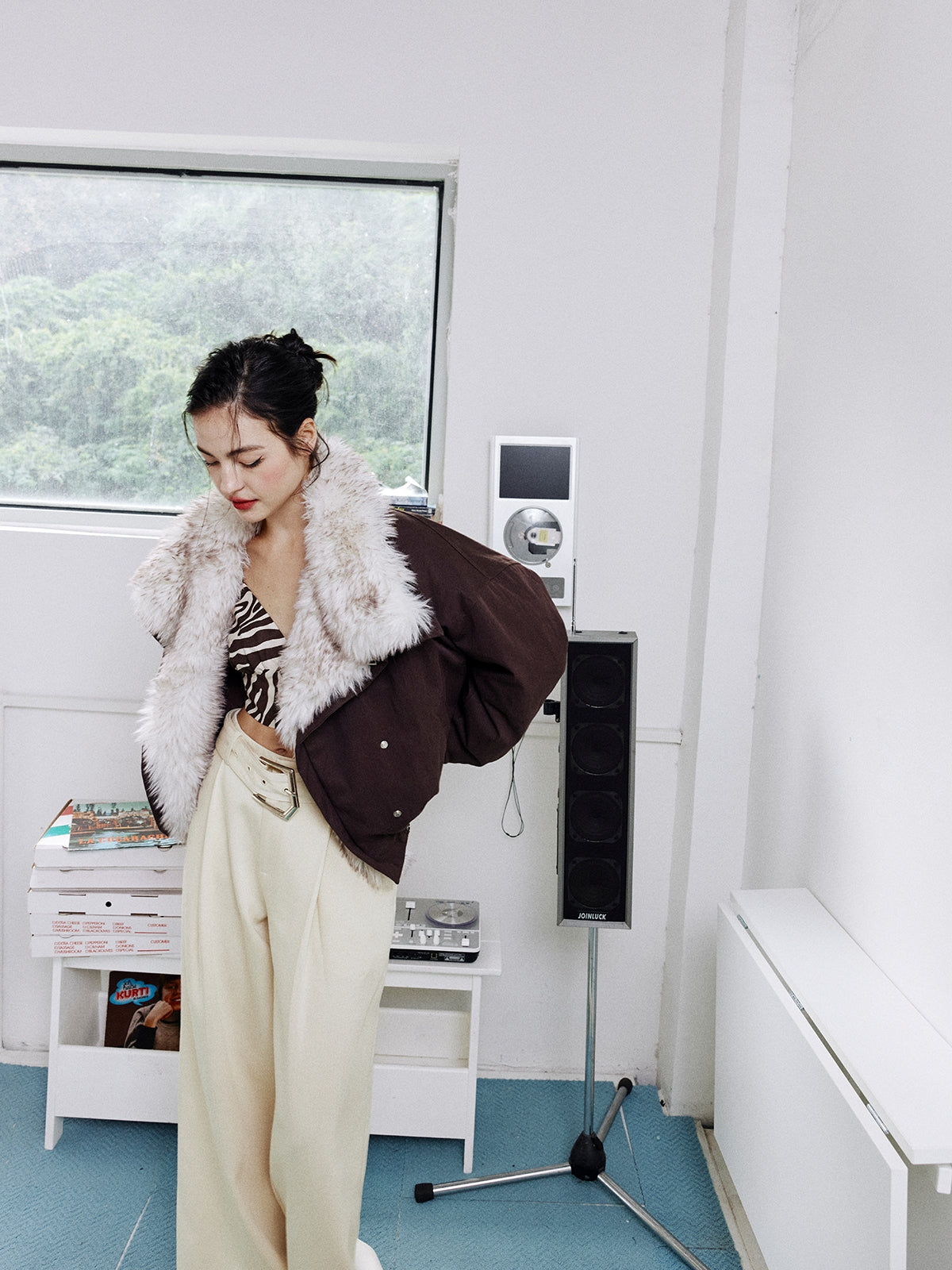 Wide-Belt White Suit Pants_BDHL7998