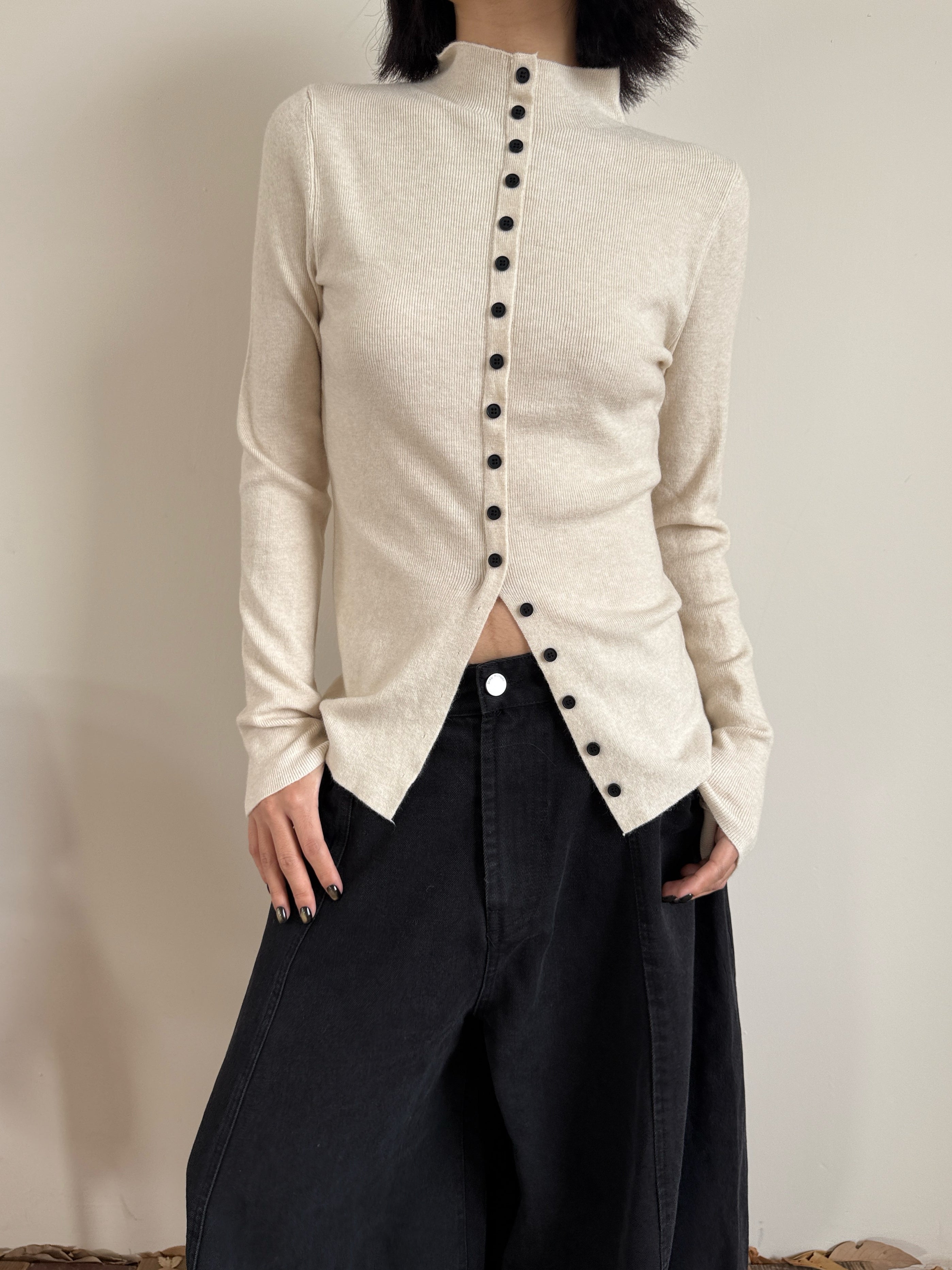 Front-Slit High-Neck Slim-Fit Tops_BDHL8025