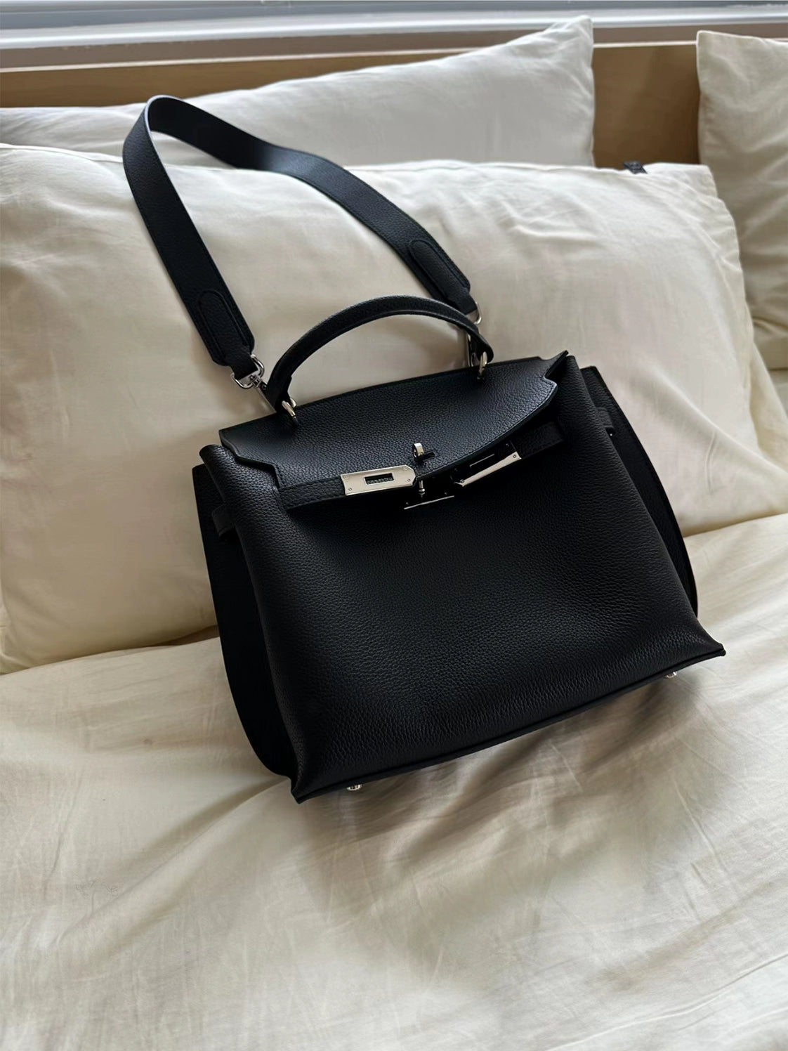 Structured Leather Shoulder Tote_BDHL7432