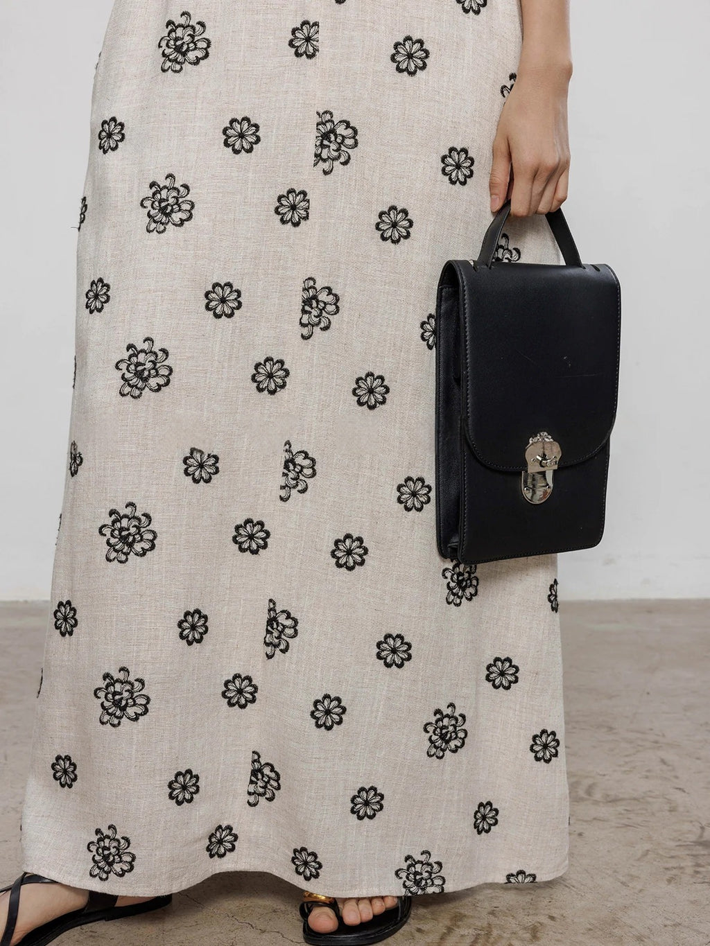 V-Neck Embroidered Floral Dress_BDHL7237