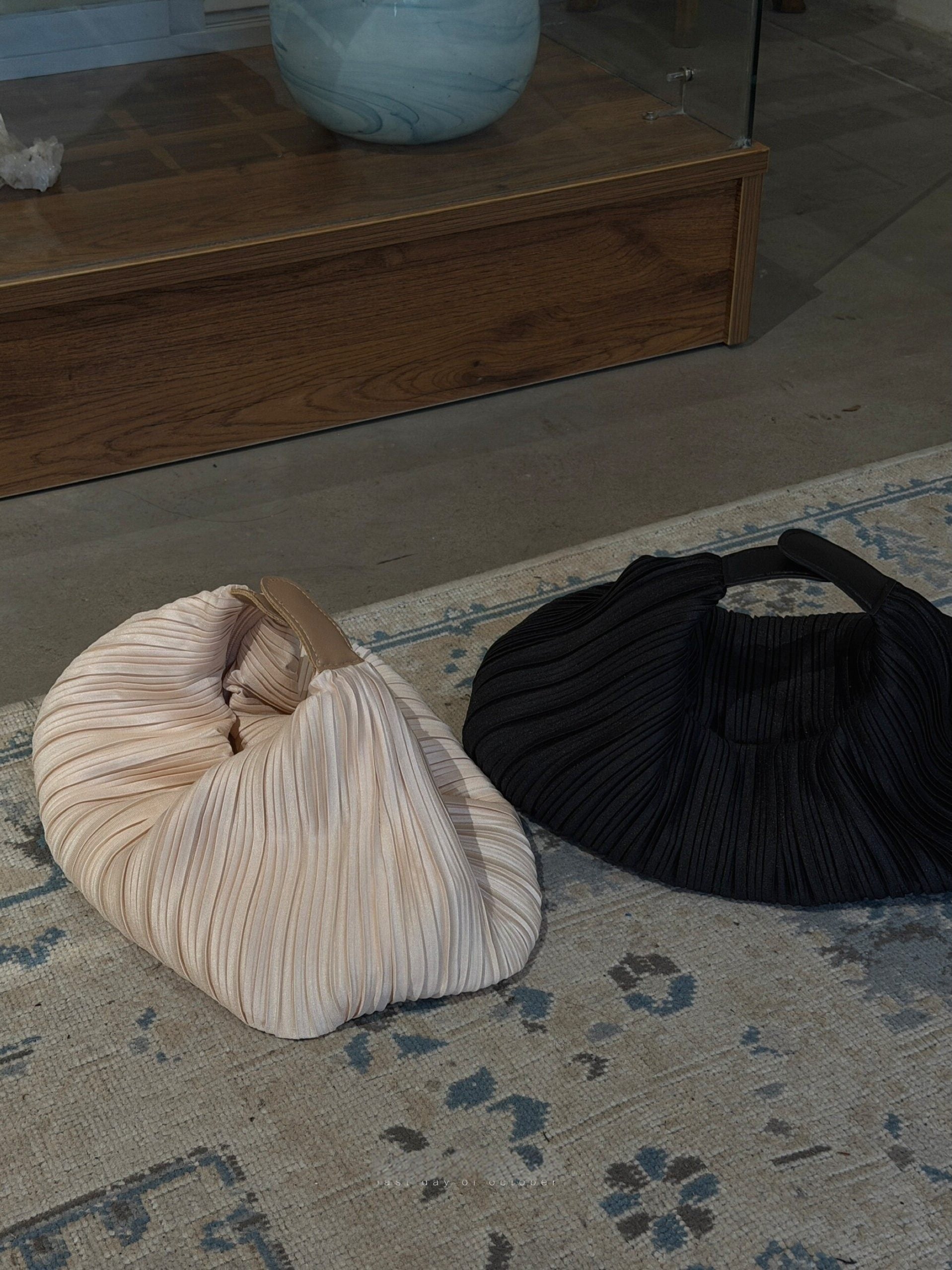 Pleated Dumpling Shoulder Bag_BDHL8380