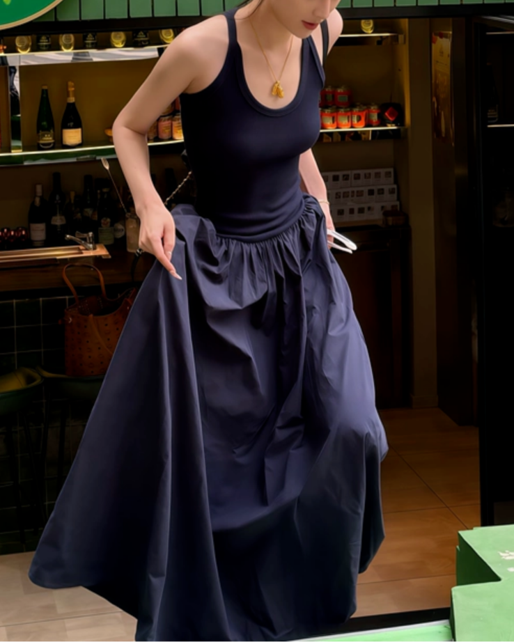 Deep U-Neck Flared Dress_BDHL7557