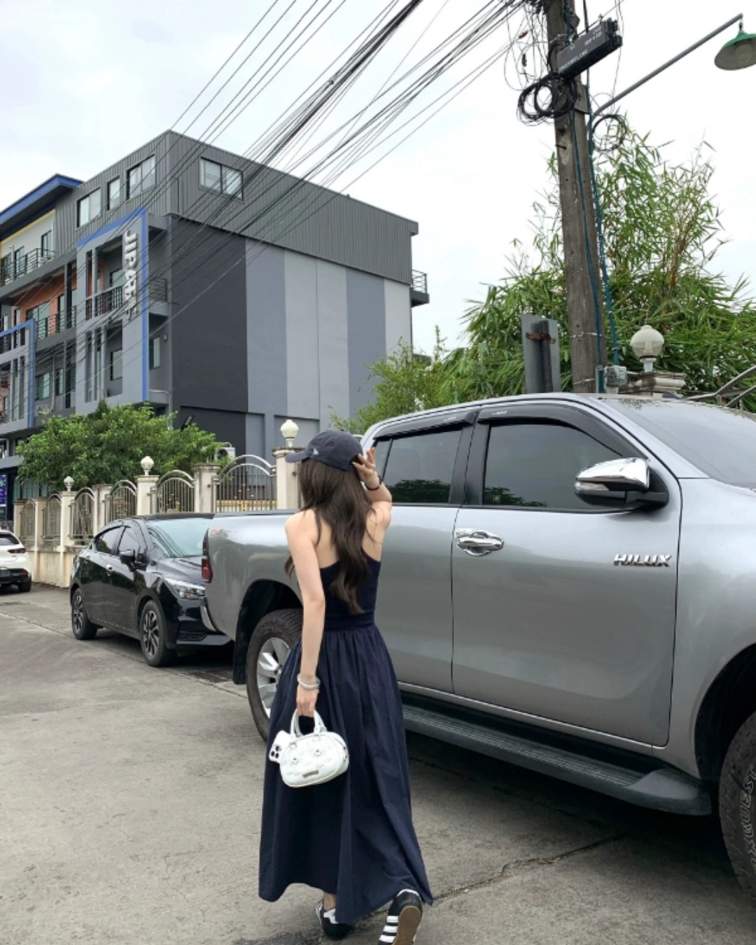 Deep U-Neck Flared Dress_BDHL7557