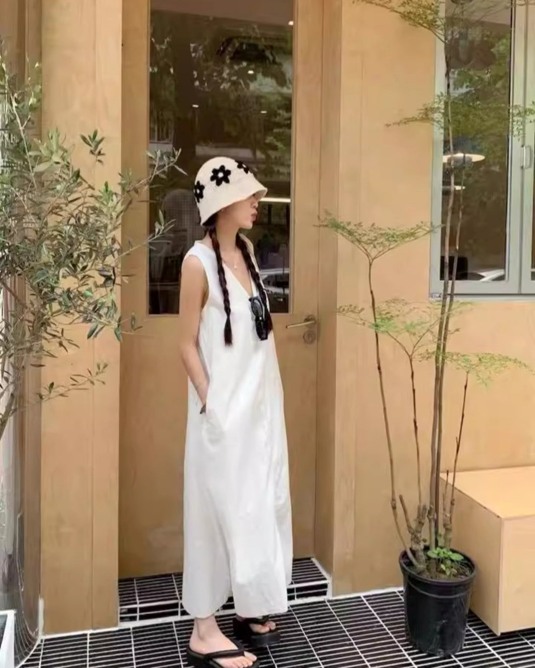 Deep V-Neck White Dress_BDHL7550