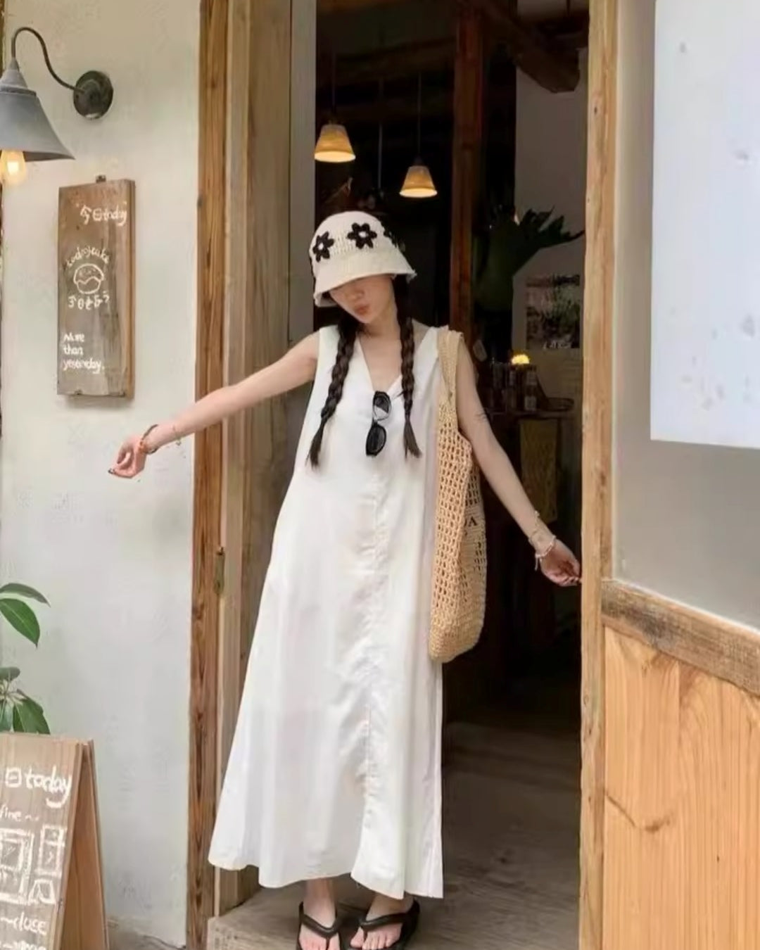 Deep V-Neck White Dress_BDHL7550