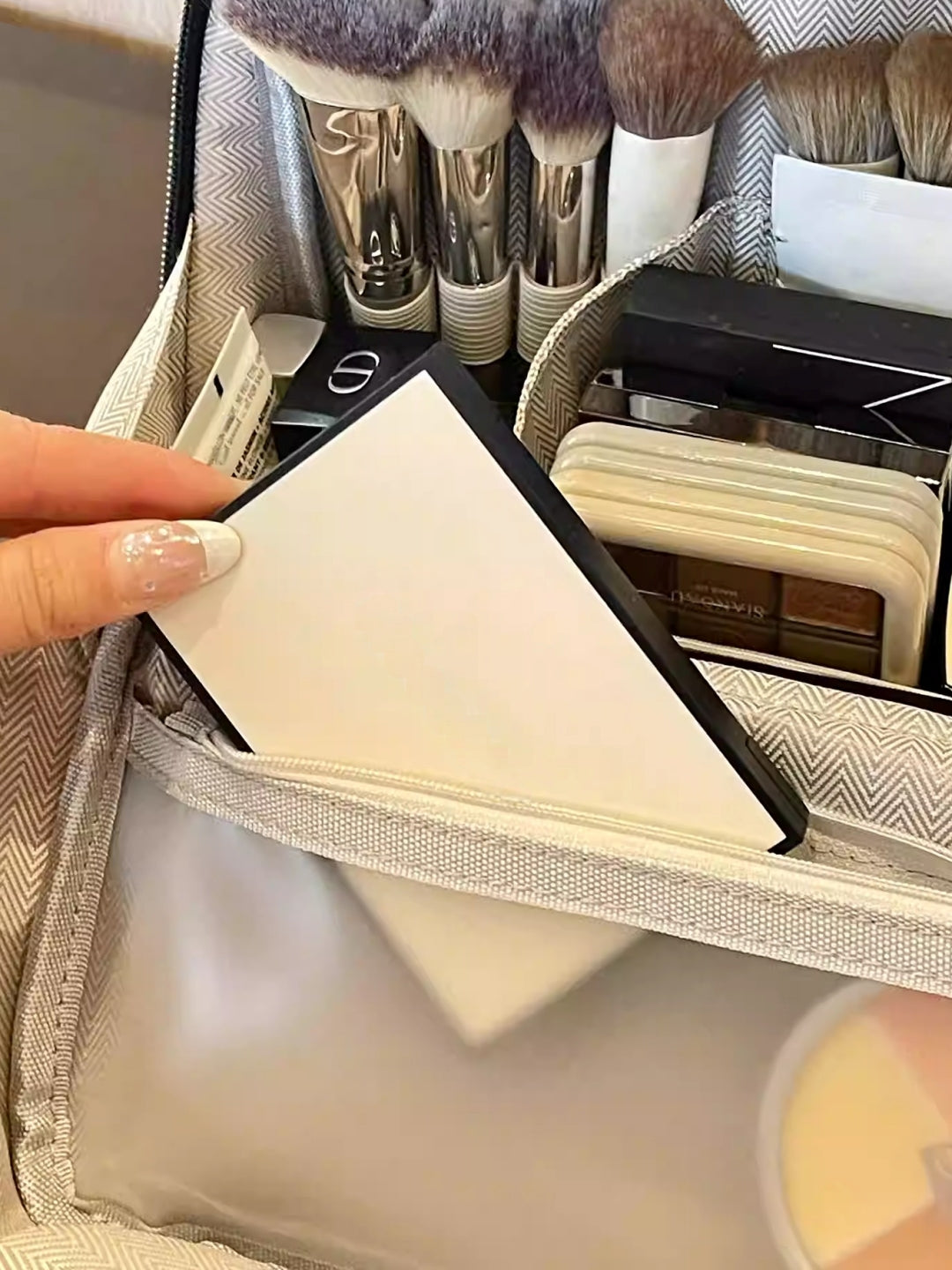 Large Capacity 3D Cosmetic Organizer Pouch_BDHL8189