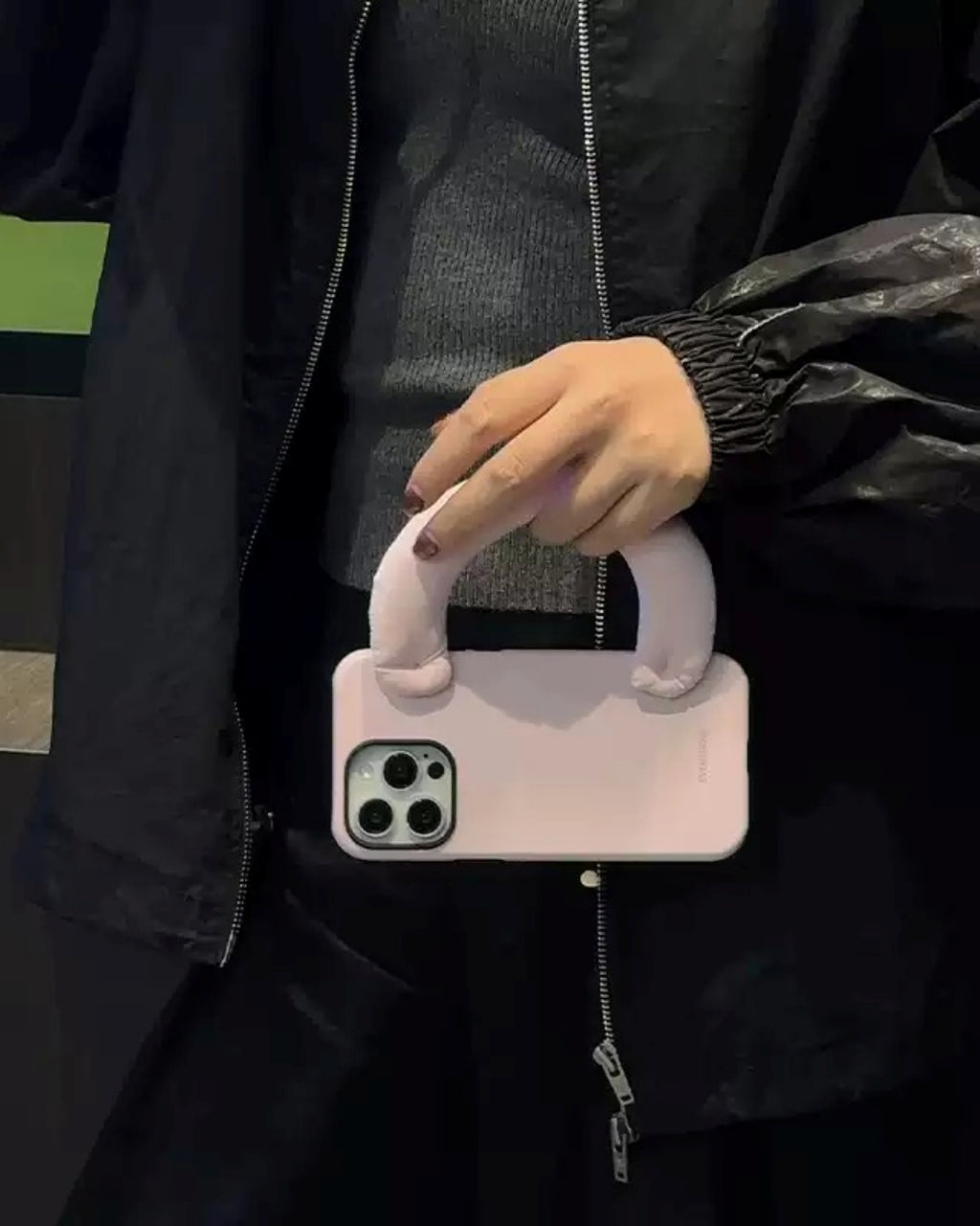 Padded Handle MagSafe iPhone Case_BDHL8314