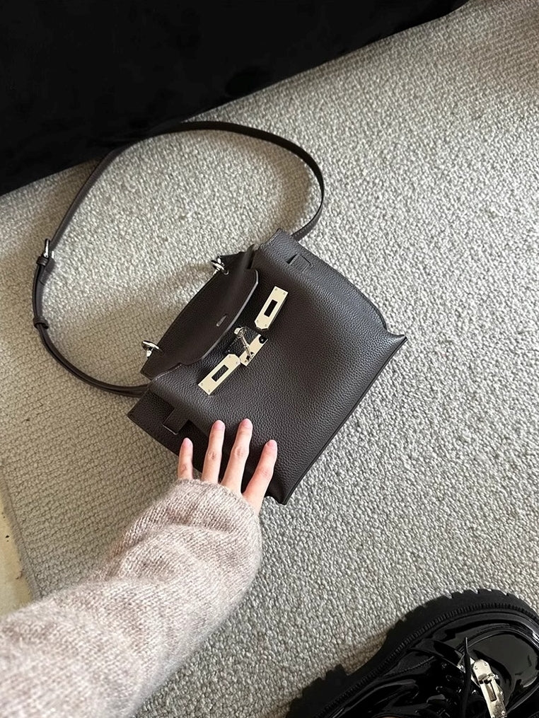 Structured Leather Shoulder Tote_BDHL7432