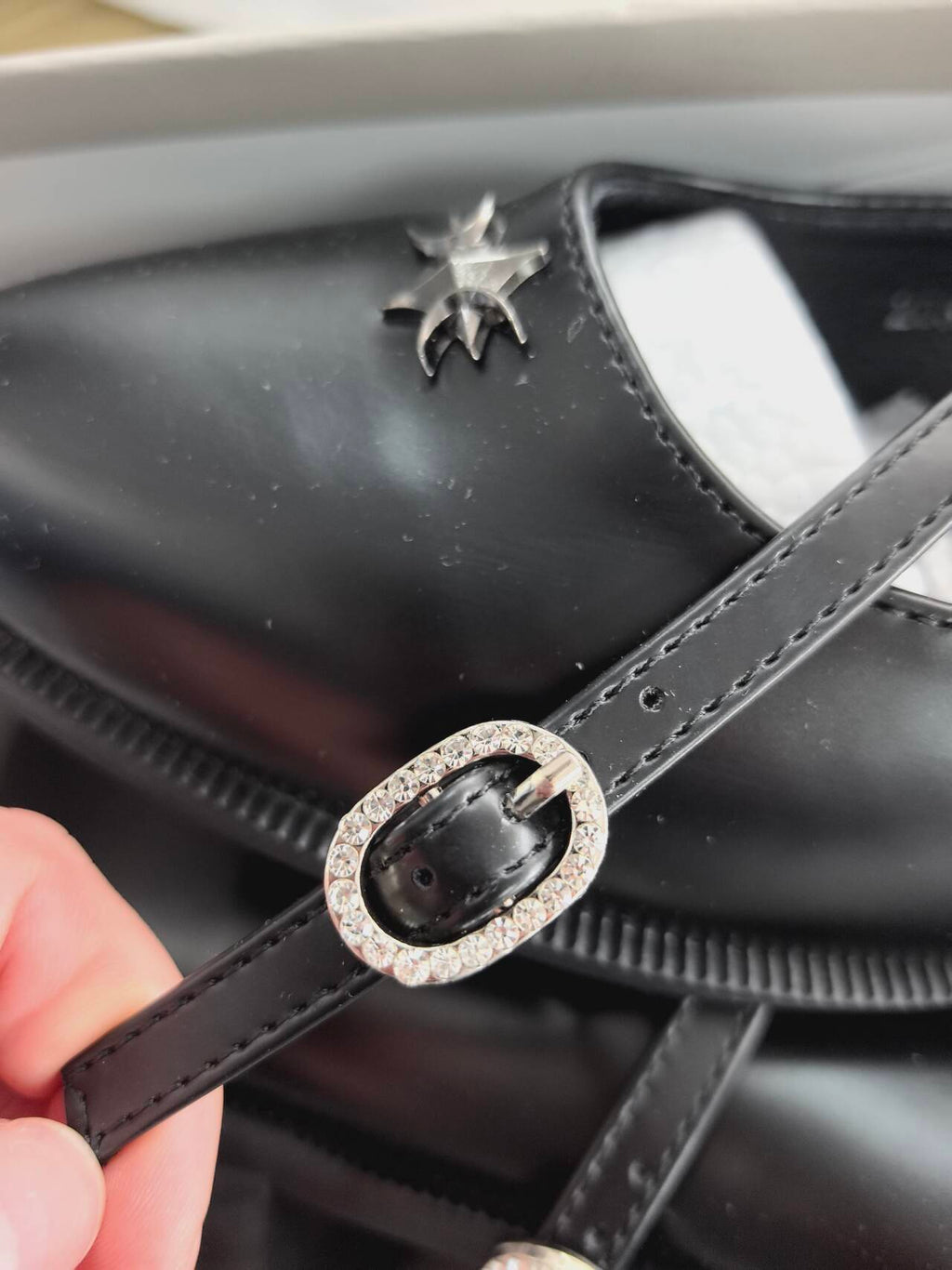 Shallow-Heeled Thick-Soled Black Shoes_BDHL7813