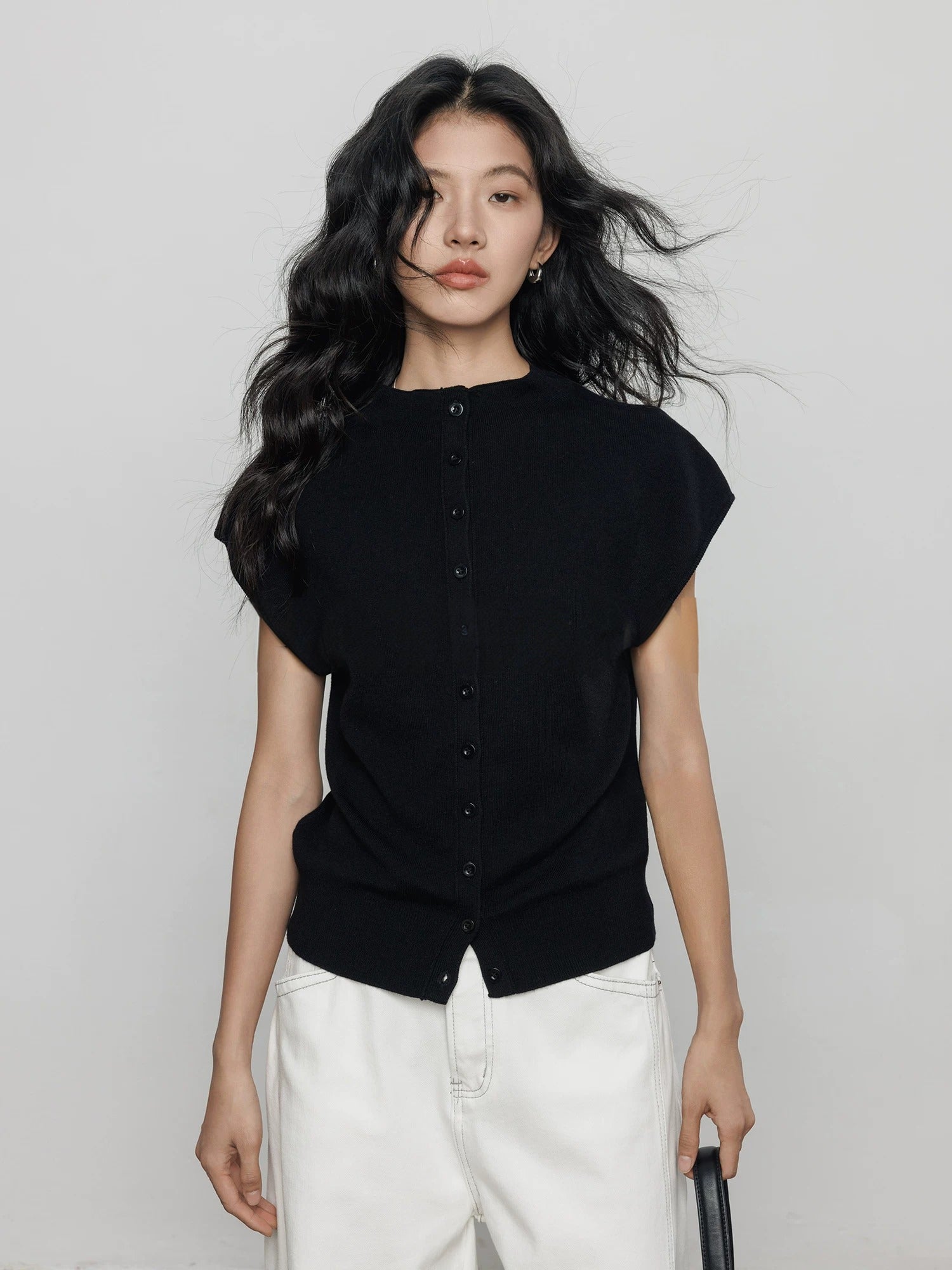 Buttoned Sleeveless Knit Top_BDHL8362