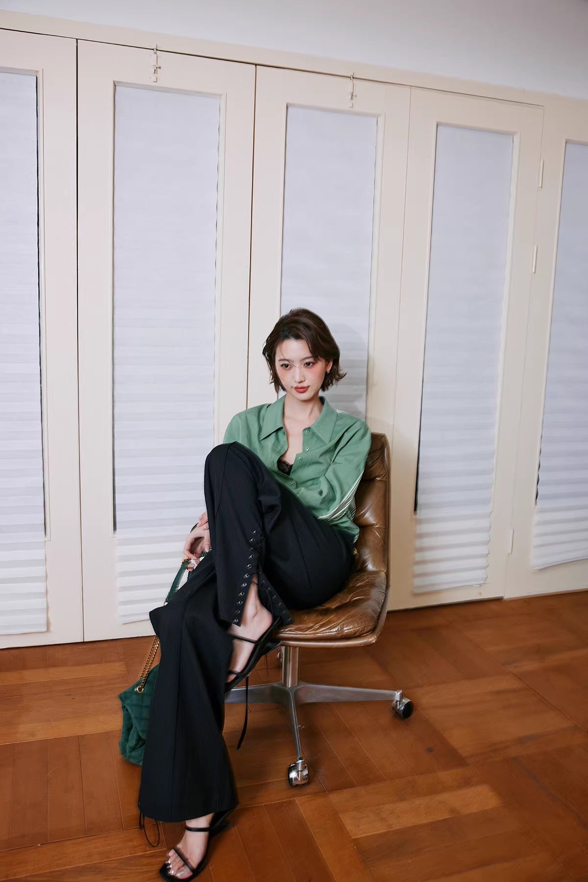 Black Lace-Up Side Low-Rise Wide Pants_BDHL8240