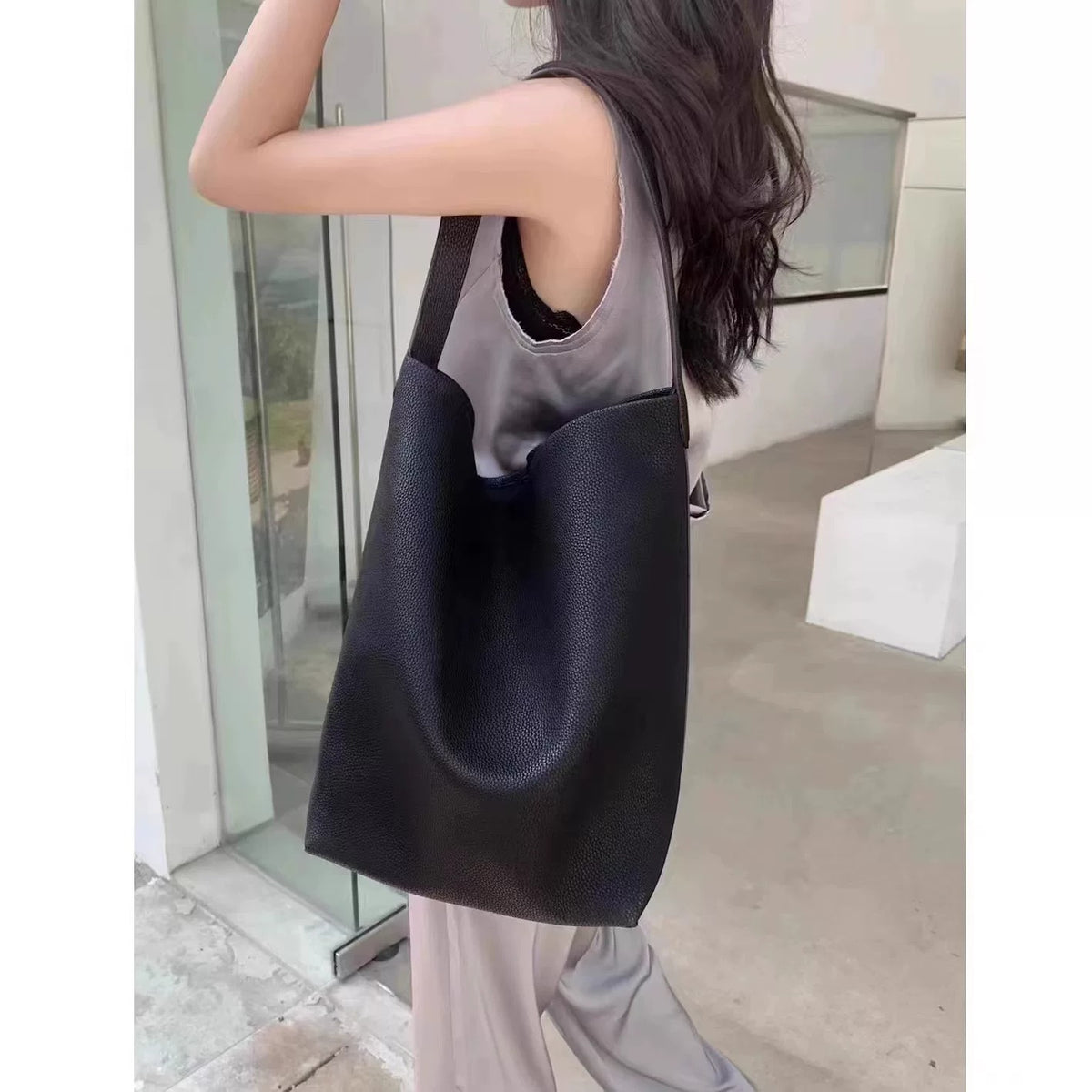 Leather Bucket Tote Bag_BDHL8457