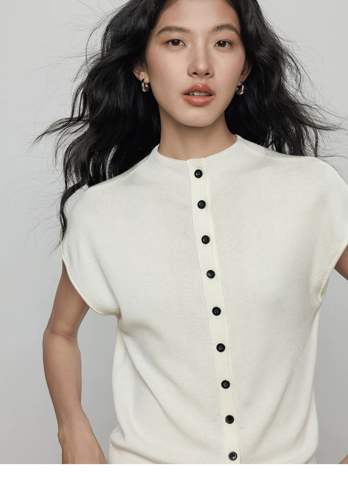 Buttoned Sleeveless Knit Top_BDHL8362